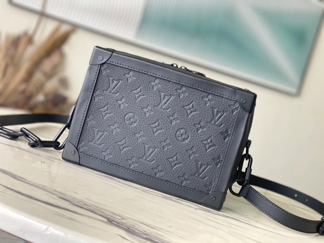 💰1200 (first-grain leather) The top-quality original M55700 all-leather Soft Trunk handbag combines Monogram embossed Taurillon leather, matte zippers and elegant shoulder straps to create a new interpretation of the traditional messenger bag. Reinforced corners and square shapes slowly reveal the box-making heritage. Dimensions: 25.0 x 18.0 x 10.0 cm