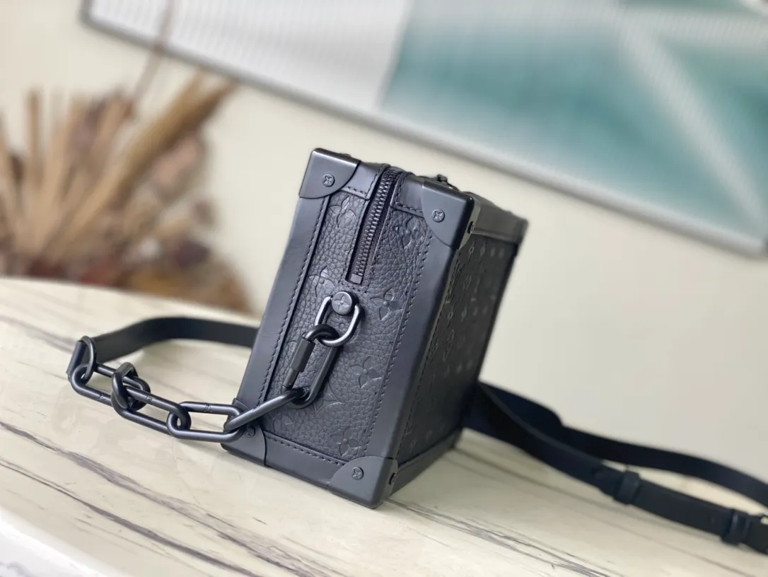 💰1200 (first-grain leather) The top-quality original M55700 all-leather Soft Trunk handbag combines Monogram embossed Taurillon leather, matte zippers and elegant shoulder straps to create a new interpretation of the traditional messenger bag. Reinforced corners and square shapes slowly reveal the box-making heritage. Dimensions: 25.0 x 18.0 x 10.0 cm