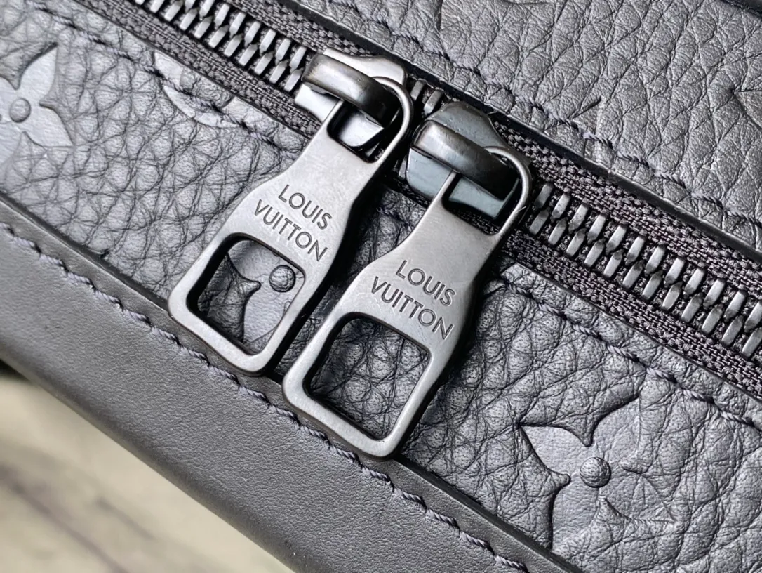 💰1200 (first-grain leather) The top-quality original M55700 all-leather Soft Trunk handbag combines Monogram embossed Taurillon leather, matte zippers and elegant shoulder straps to create a new interpretation of the traditional messenger bag. Reinforced corners and square shapes slowly reveal the box-making heritage. Dimensions: 25.0 x 18.0 x 10.0 cm