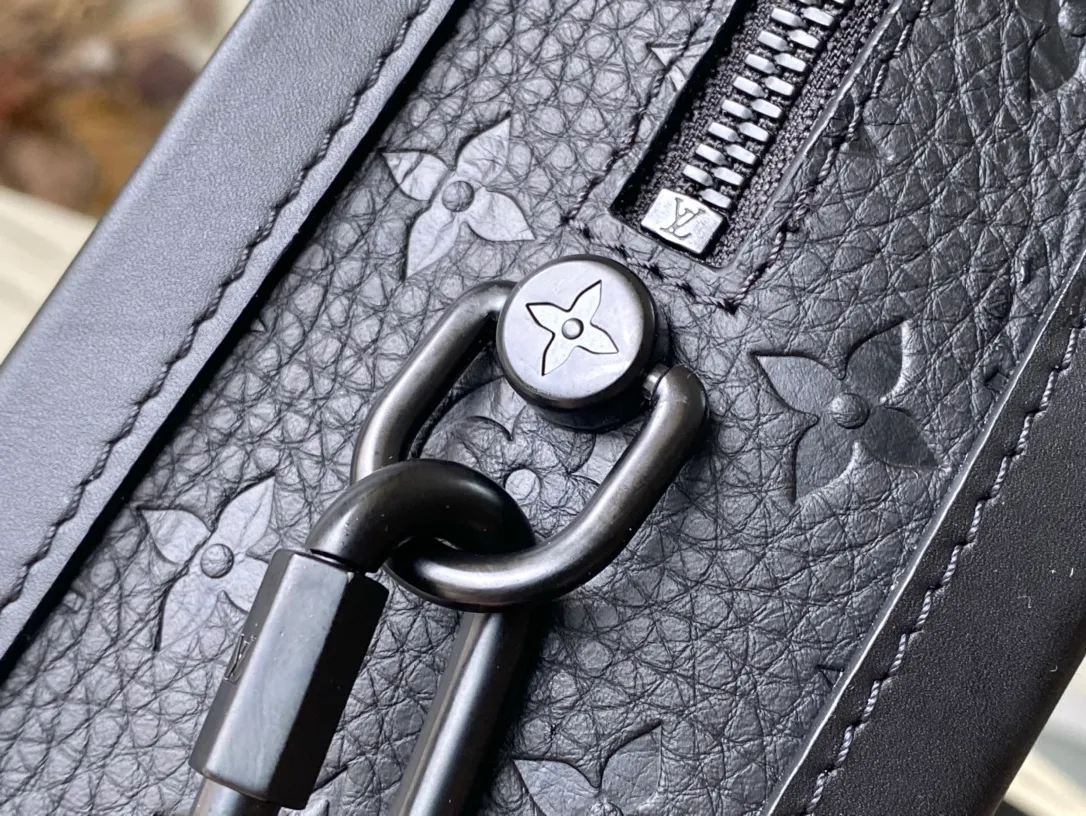 💰1200 (first-grain leather) The top-quality original M55700 all-leather Soft Trunk handbag combines Monogram embossed Taurillon leather, matte zippers and elegant shoulder straps to create a new interpretation of the traditional messenger bag. Reinforced corners and square shapes slowly reveal the box-making heritage. Dimensions: 25.0 x 18.0 x 10.0 cm