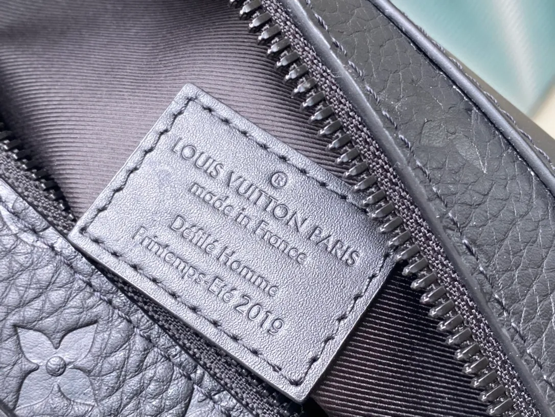 💰1200 (first-grain leather) The top-quality original M55700 all-leather Soft Trunk handbag combines Monogram embossed Taurillon leather, matte zippers and elegant shoulder straps to create a new interpretation of the traditional messenger bag. Reinforced corners and square shapes slowly reveal the box-making heritage. Dimensions: 25.0 x 18.0 x 10.0 cm