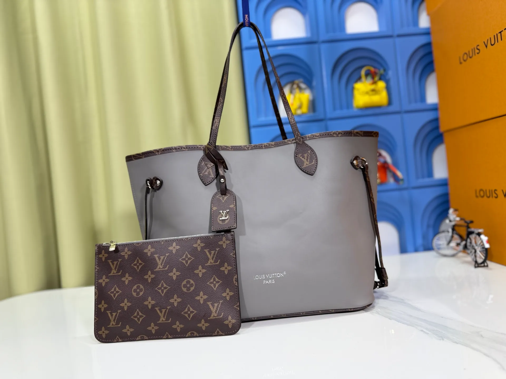 P280 Upgraded original M14210 M45686 M46649 M58907 M46329 M21579 M45685 M46676 M40995 This Neverfull medium handbag uses embossing and printing processes to depict the Monogram pattern on the cow leather. Tighten the side straps and the tote instantly transforms into an elegant urban handbag; the long handle makes it easy to carry over the shoulder or elbow. 31.0 x 28.0 x 14.0 cm (length x height x width)