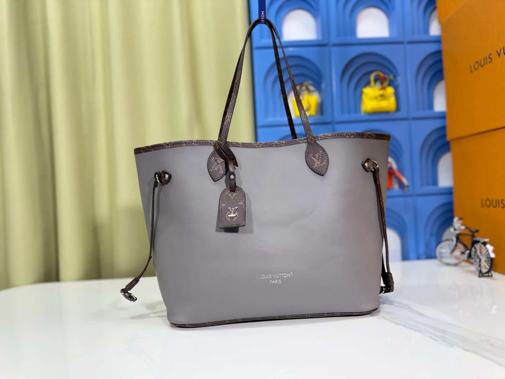 P280 Upgraded original M14210 M45686 M46649 M58907 M46329 M21579 M45685 M46676 M40995 This Neverfull medium handbag uses embossing and printing processes to depict the Monogram pattern on the cow leather. Tighten the side straps and the tote instantly transforms into an elegant urban handbag; the long handle makes it easy to carry over the shoulder or elbow. 31.0 x 28.0 x 14.0 cm (length x height x width)