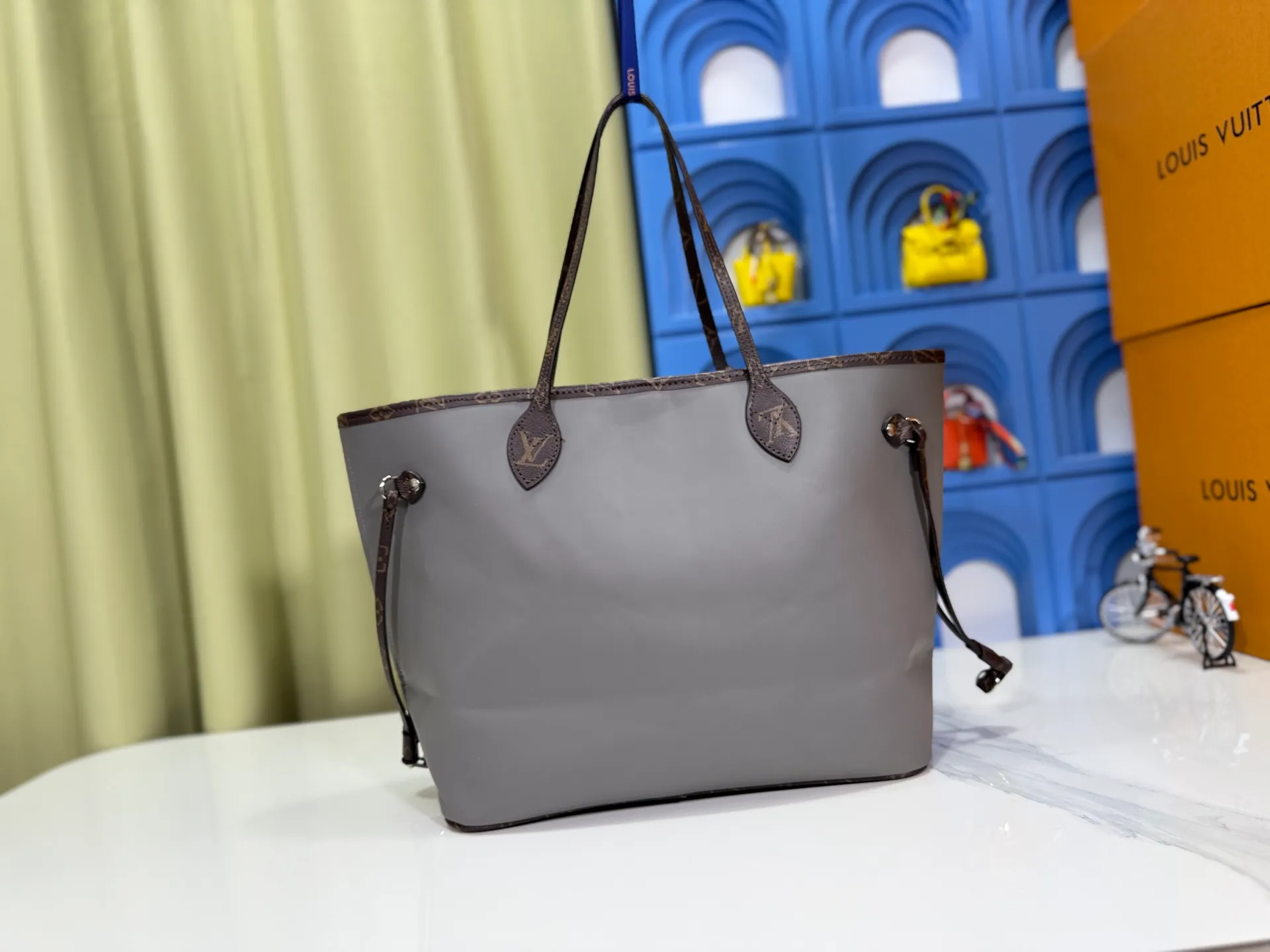 P280 Upgraded original M14210 M45686 M46649 M58907 M46329 M21579 M45685 M46676 M40995 This Neverfull medium handbag uses embossing and printing processes to depict the Monogram pattern on the cow leather. Tighten the side straps and the tote instantly transforms into an elegant urban handbag; the long handle makes it easy to carry over the shoulder or elbow. 31.0 x 28.0 x 14.0 cm (length x height x width)