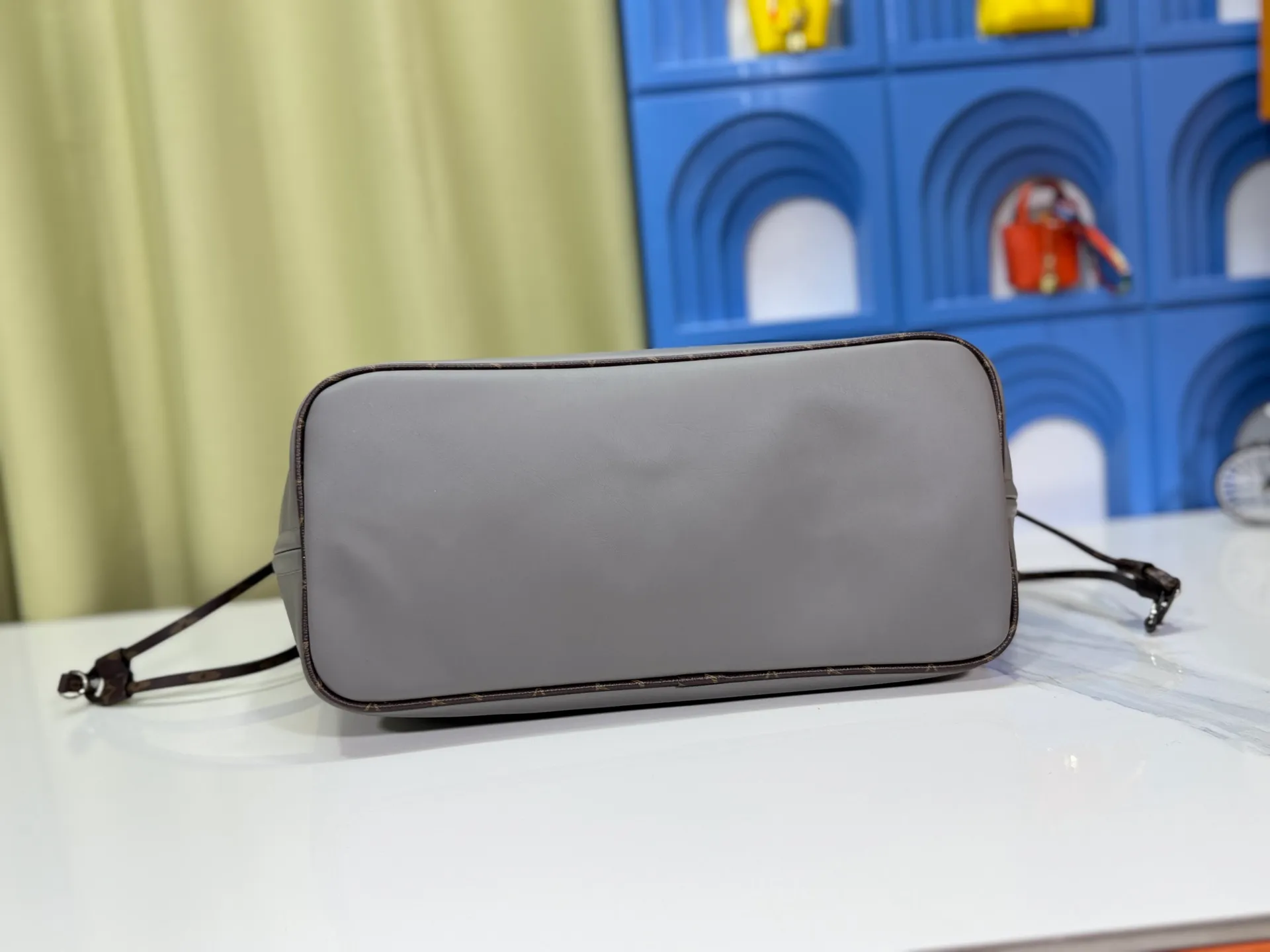 P280 Upgraded original M14210 M45686 M46649 M58907 M46329 M21579 M45685 M46676 M40995 This Neverfull medium handbag uses embossing and printing processes to depict the Monogram pattern on the cow leather. Tighten the side straps and the tote instantly transforms into an elegant urban handbag; the long handle makes it easy to carry over the shoulder or elbow. 31.0 x 28.0 x 14.0 cm (length x height x width)