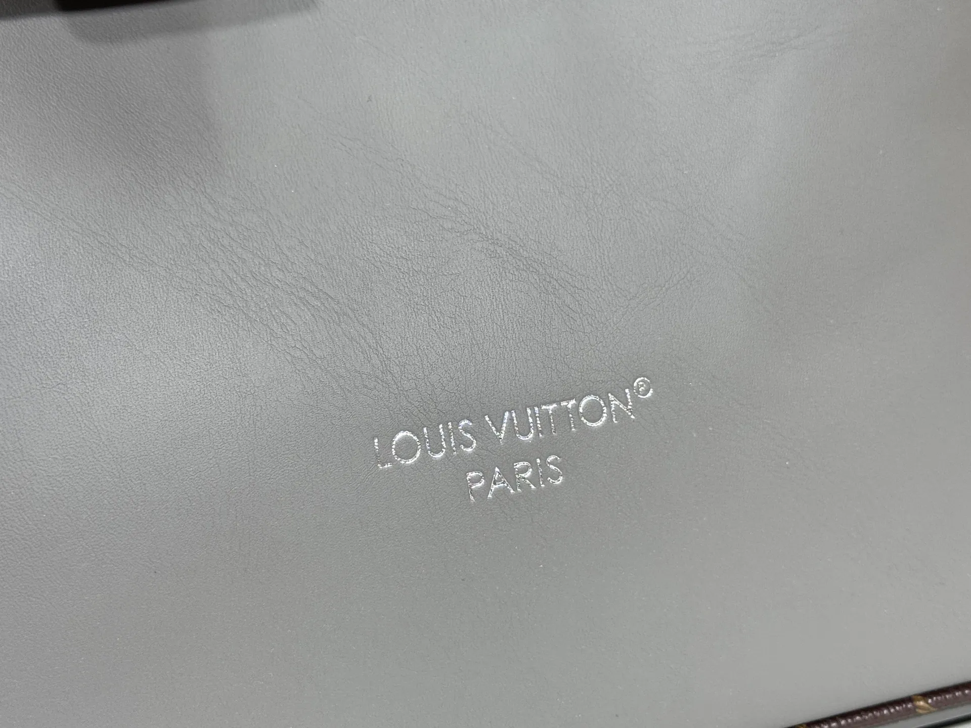 P280 Upgraded original M14210 M45686 M46649 M58907 M46329 M21579 M45685 M46676 M40995 This Neverfull medium handbag uses embossing and printing processes to depict the Monogram pattern on the cow leather. Tighten the side straps and the tote instantly transforms into an elegant urban handbag; the long handle makes it easy to carry over the shoulder or elbow. 31.0 x 28.0 x 14.0 cm (length x height x width)