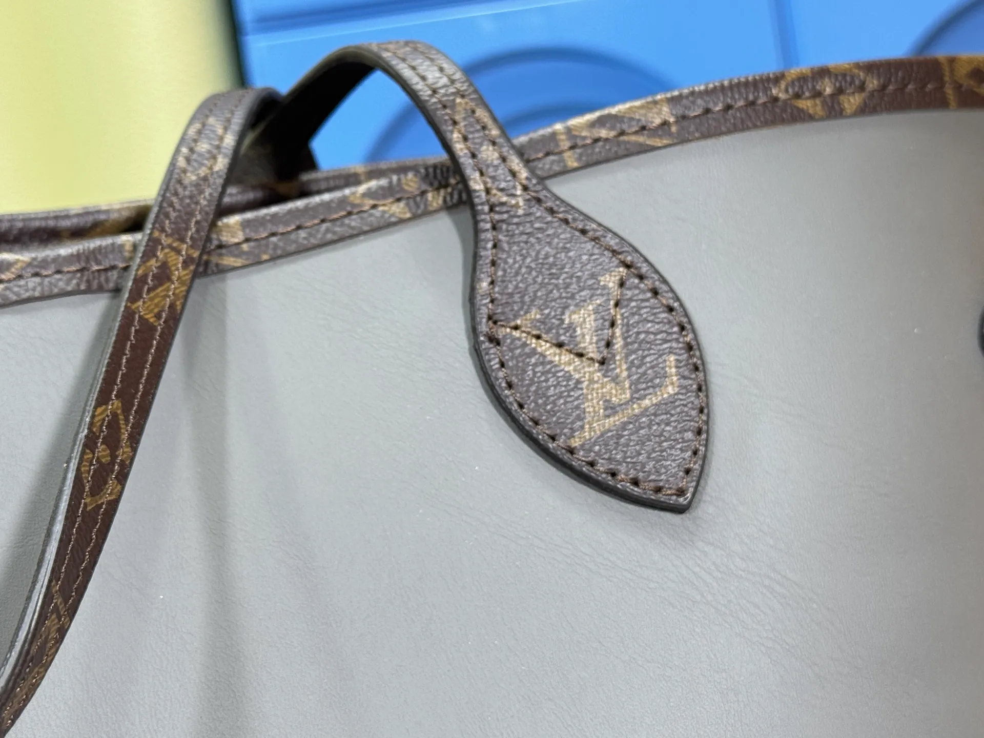 P280 Upgraded original M14210 M45686 M46649 M58907 M46329 M21579 M45685 M46676 M40995 This Neverfull medium handbag uses embossing and printing processes to depict the Monogram pattern on the cow leather. Tighten the side straps and the tote instantly transforms into an elegant urban handbag; the long handle makes it easy to carry over the shoulder or elbow. 31.0 x 28.0 x 14.0 cm (length x height x width)