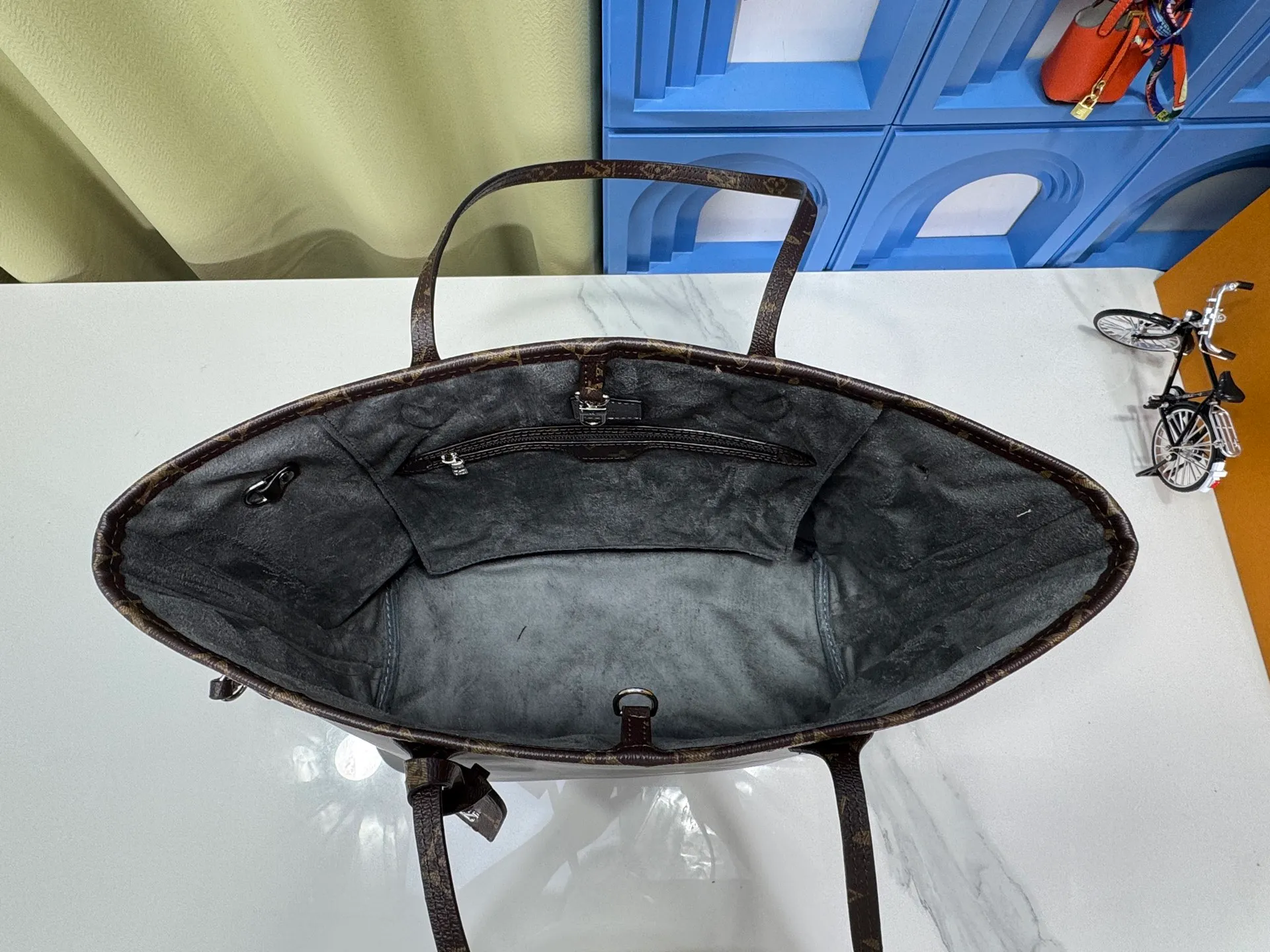 P280 Upgraded original M14210 M45686 M46649 M58907 M46329 M21579 M45685 M46676 M40995 This Neverfull medium handbag uses embossing and printing processes to depict the Monogram pattern on the cow leather. Tighten the side straps and the tote instantly transforms into an elegant urban handbag; the long handle makes it easy to carry over the shoulder or elbow. 31.0 x 28.0 x 14.0 cm (length x height x width)
