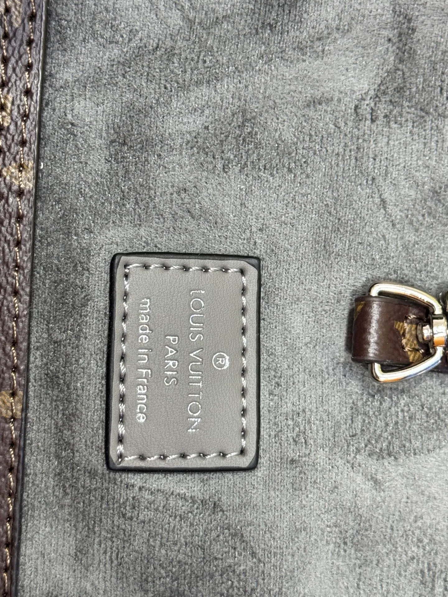 P280 Upgraded original M14210 M45686 M46649 M58907 M46329 M21579 M45685 M46676 M40995 This Neverfull medium handbag uses embossing and printing processes to depict the Monogram pattern on the cow leather. Tighten the side straps and the tote instantly transforms into an elegant urban handbag; the long handle makes it easy to carry over the shoulder or elbow. 31.0 x 28.0 x 14.0 cm (length x height x width)