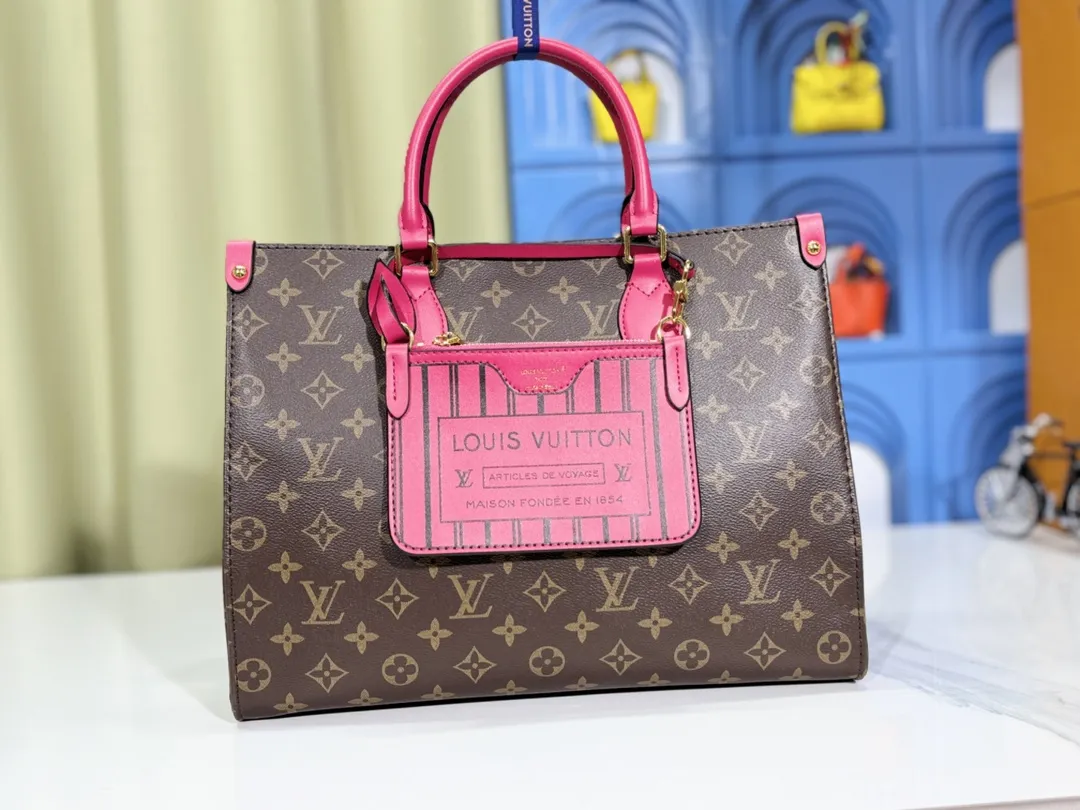 P280💰Upgraded original version 🔥New style🔥M45039 M45321 M44571 This Onthego medium handbag is decorated with classic Monogram canvas and Monogram Reverse canvas on both sides, presenting different styles at will. Toron's dual handles and shoulder strap allow for a variety of carrying options. Dimensions: 34.0 x 26.0 x 13.0 cm (length x height x width)
