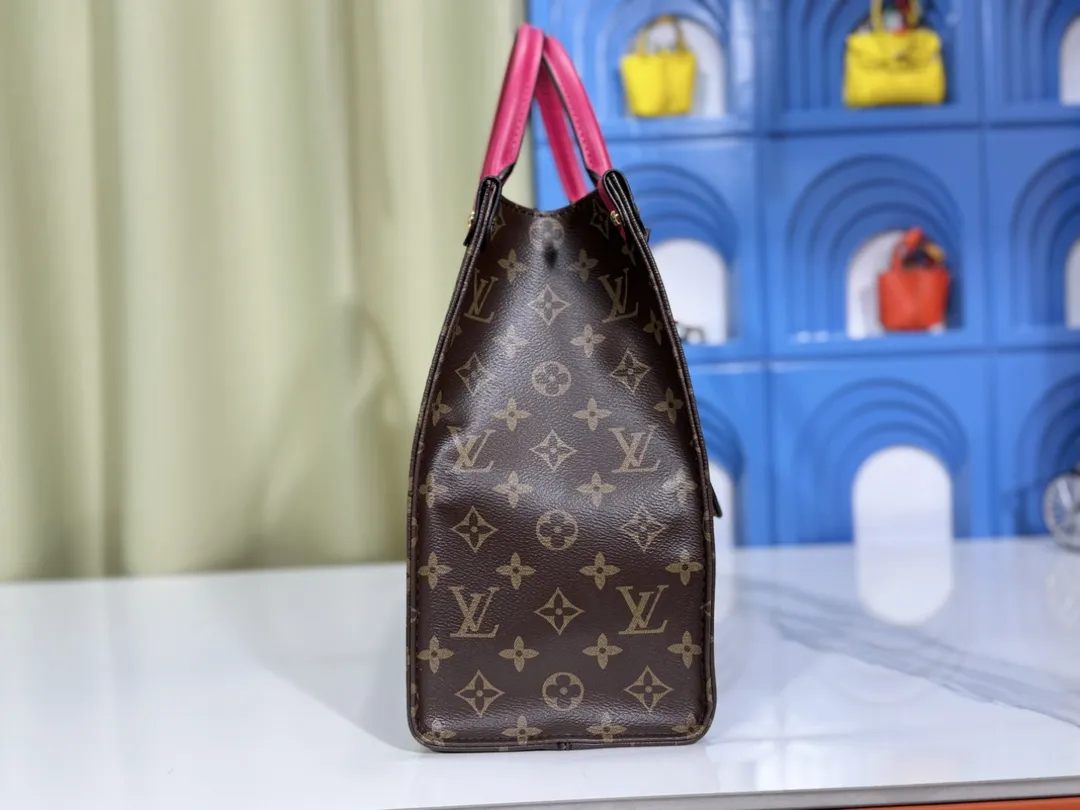 P280💰Upgraded original version 🔥New style🔥M45039 M45321 M44571 This Onthego medium handbag is decorated with classic Monogram canvas and Monogram Reverse canvas on both sides, presenting different styles at will. Toron's dual handles and shoulder strap allow for a variety of carrying options. Dimensions: 34.0 x 26.0 x 13.0 cm (length x height x width)