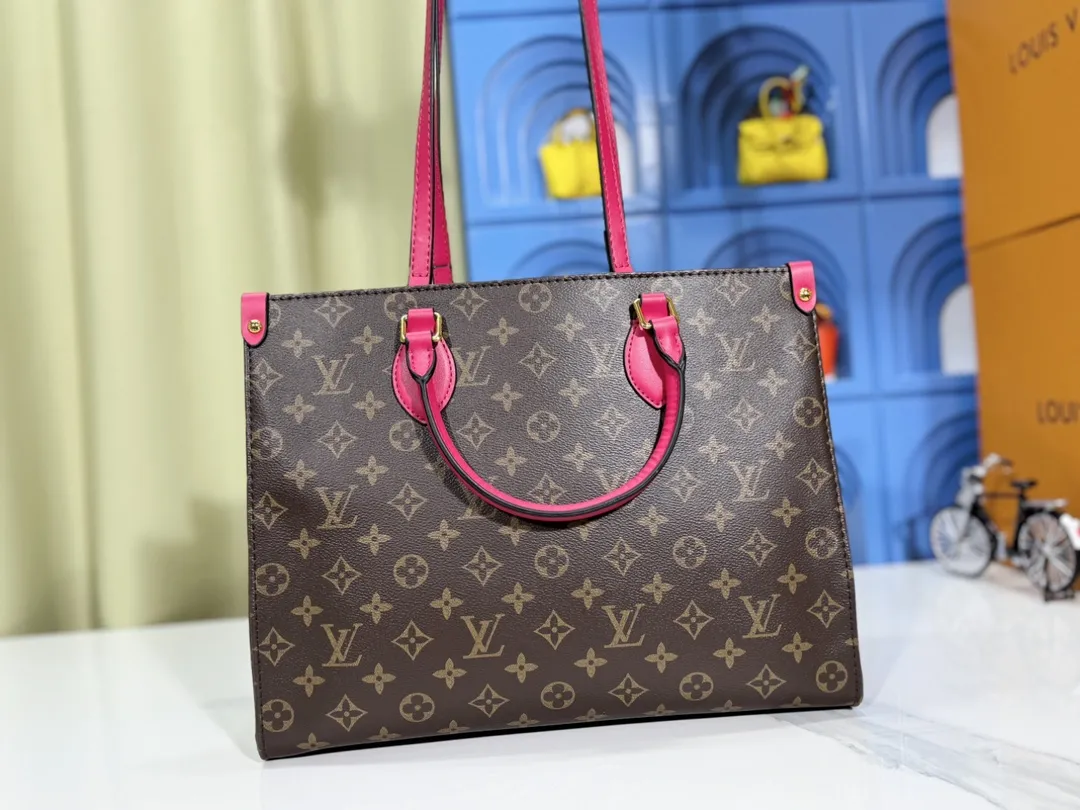 P280💰Upgraded original version 🔥New style🔥M45039 M45321 M44571 This Onthego medium handbag is decorated with classic Monogram canvas and Monogram Reverse canvas on both sides, presenting different styles at will. Toron's dual handles and shoulder strap allow for a variety of carrying options. Dimensions: 34.0 x 26.0 x 13.0 cm (length x height x width)