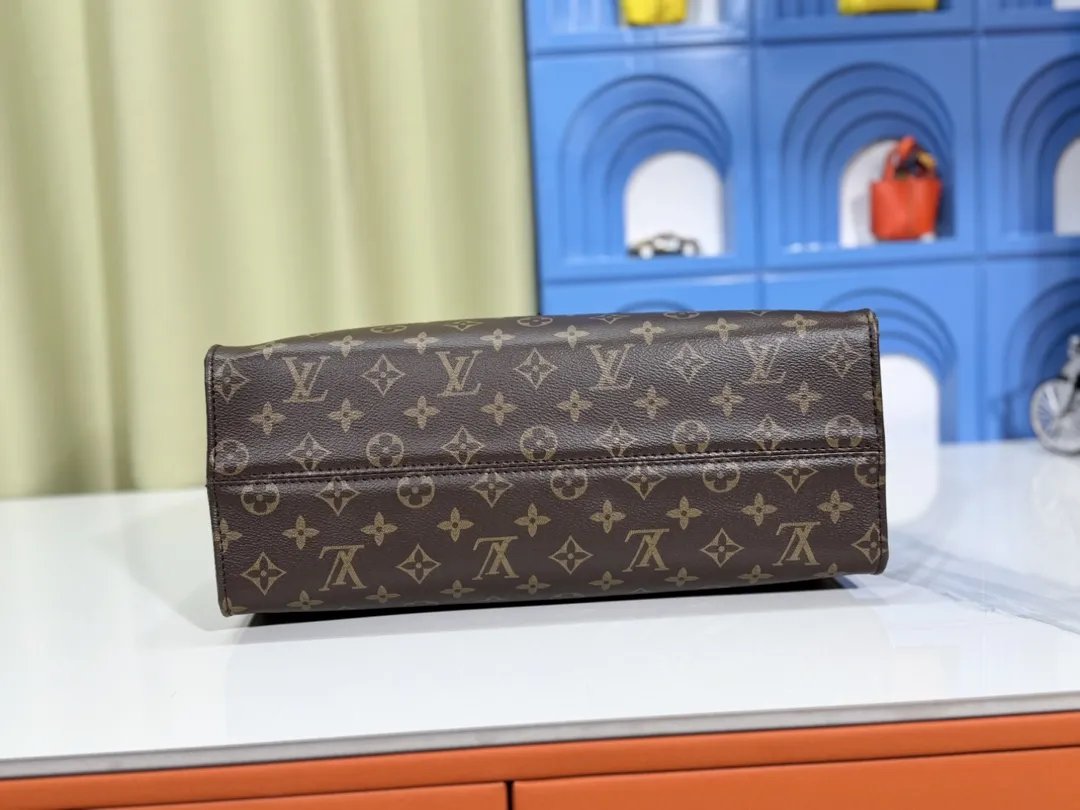 P280💰Upgraded original version 🔥New style🔥M45039 M45321 M44571 This Onthego medium handbag is decorated with classic Monogram canvas and Monogram Reverse canvas on both sides, presenting different styles at will. Toron's dual handles and shoulder strap allow for a variety of carrying options. Dimensions: 34.0 x 26.0 x 13.0 cm (length x height x width)