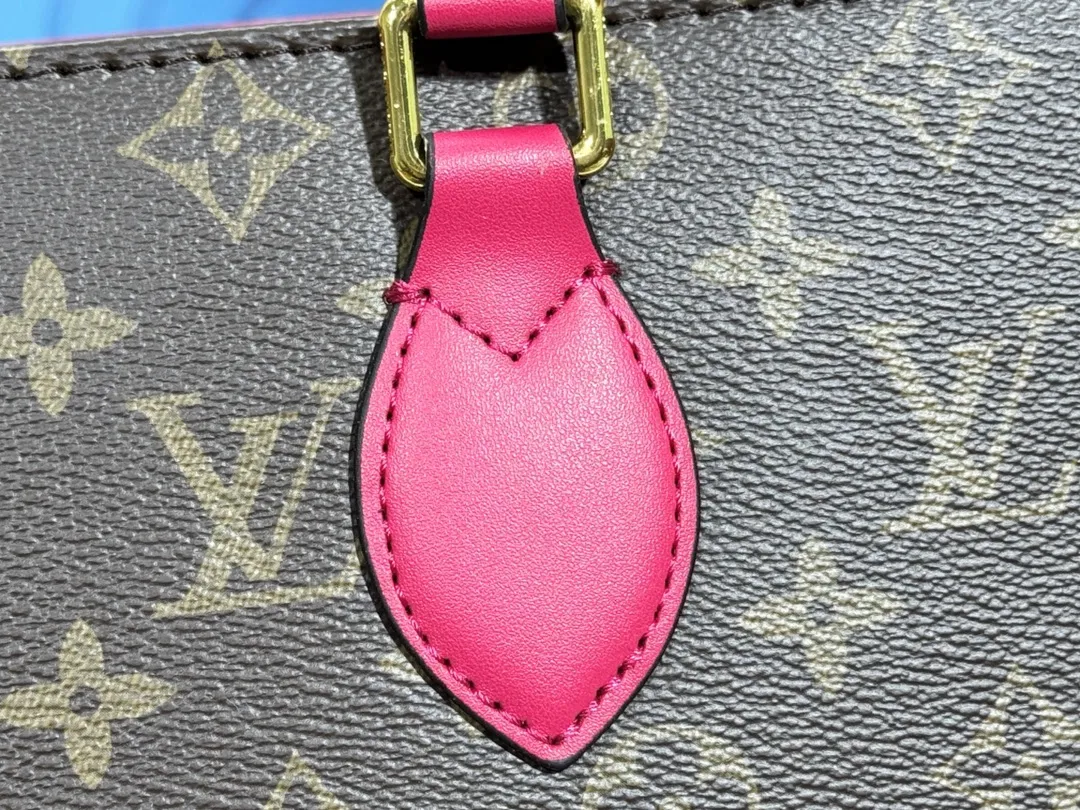 P280💰Upgraded original version 🔥New style🔥M45039 M45321 M44571 This Onthego medium handbag is decorated with classic Monogram canvas and Monogram Reverse canvas on both sides, presenting different styles at will. Toron's dual handles and shoulder strap allow for a variety of carrying options. Dimensions: 34.0 x 26.0 x 13.0 cm (length x height x width)