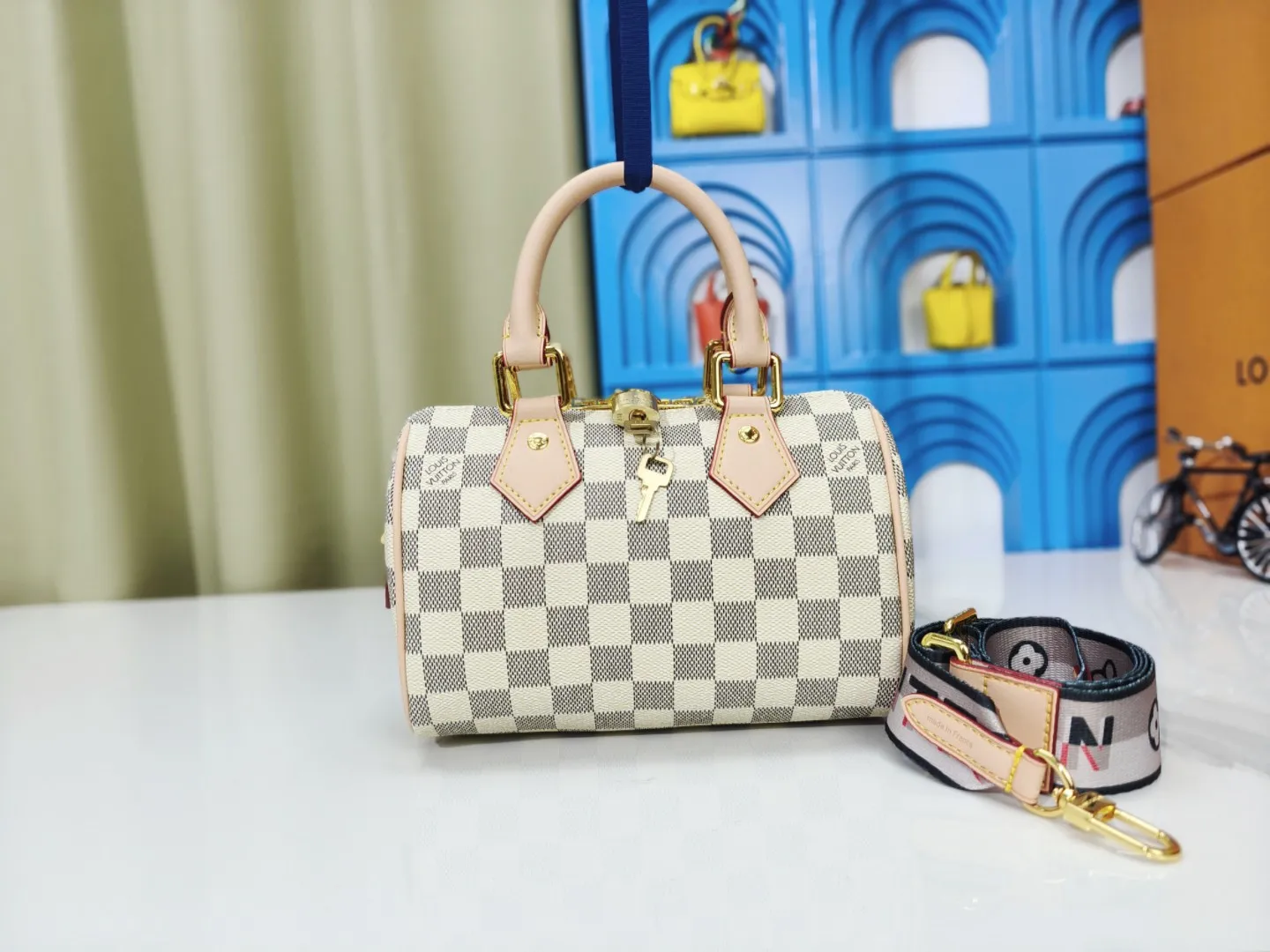 P220💰 M46222.M46234.M45957.M45948Presbyopia This Speedy Bandoulière 20 handbag is made of Monogram canvas, cow leather trim and fabric lining. It continues the classic design of Louis Vuitton Speedy travel bag in a compact size. It is equipped with rolled leather handles and a detachable and adjustable fabric shoulder strap embellished with brand logo texture. Detailed features 20.5 x 13.5 x 12 cm (length x height x width)