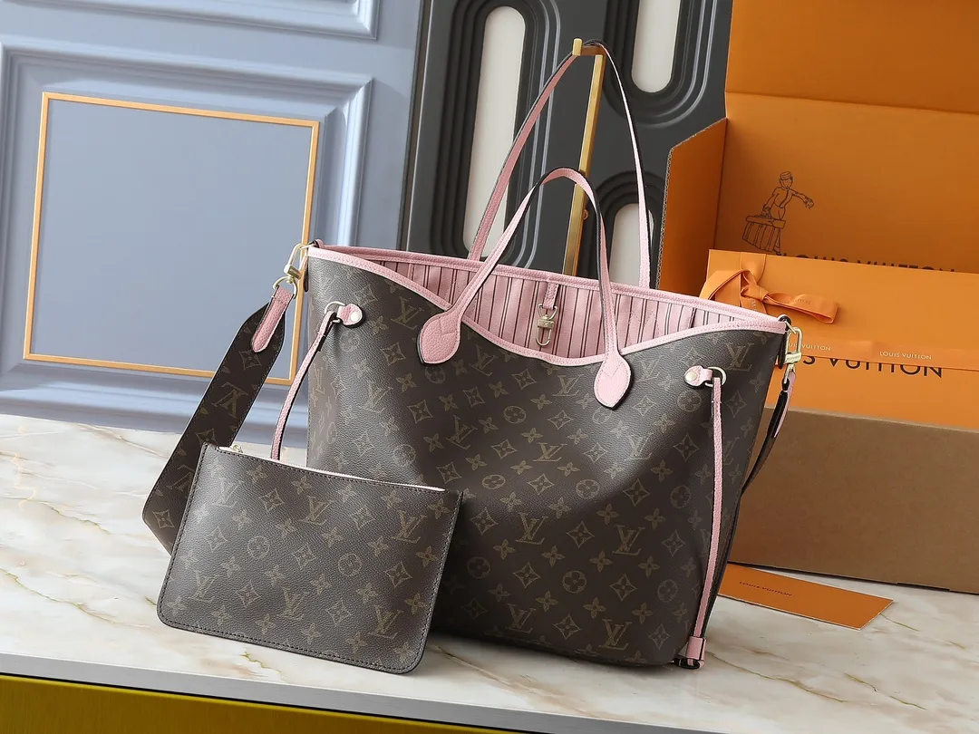 💰260💰Upgraded from the original M12708 M12707 M13753 M12779 M40995 This Neverfull Bandoulière Inside Out medium handbag is made of Monogram canvas, with bright fabric and leather trimming to highlight the eye-catching meaning, achieving a delicate balance between classic and modern. The versatile construction features a novel shoulder strap that transforms into a Hobo bag via the side hooks. Dimensions: 31.0 x 28.0 x 14.0 cm (length x height x width)