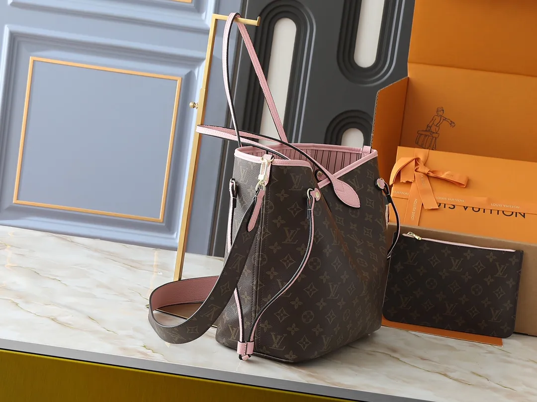 💰260💰Upgraded from the original M12708 M12707 M13753 M12779 M40995 This Neverfull Bandoulière Inside Out medium handbag is made of Monogram canvas, with bright fabric and leather trimming to highlight the eye-catching meaning, achieving a delicate balance between classic and modern. The versatile construction features a novel shoulder strap that transforms into a Hobo bag via the side hooks. Dimensions: 31.0 x 28.0 x 14.0 cm (length x height x width)