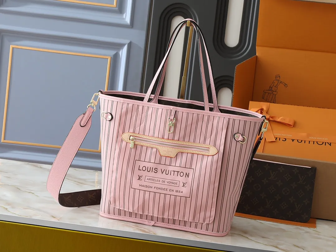 💰260💰Upgraded from the original M12708 M12707 M13753 M12779 M40995 This Neverfull Bandoulière Inside Out medium handbag is made of Monogram canvas, with bright fabric and leather trimming to highlight the eye-catching meaning, achieving a delicate balance between classic and modern. The versatile construction features a novel shoulder strap that transforms into a Hobo bag via the side hooks. Dimensions: 31.0 x 28.0 x 14.0 cm (length x height x width)