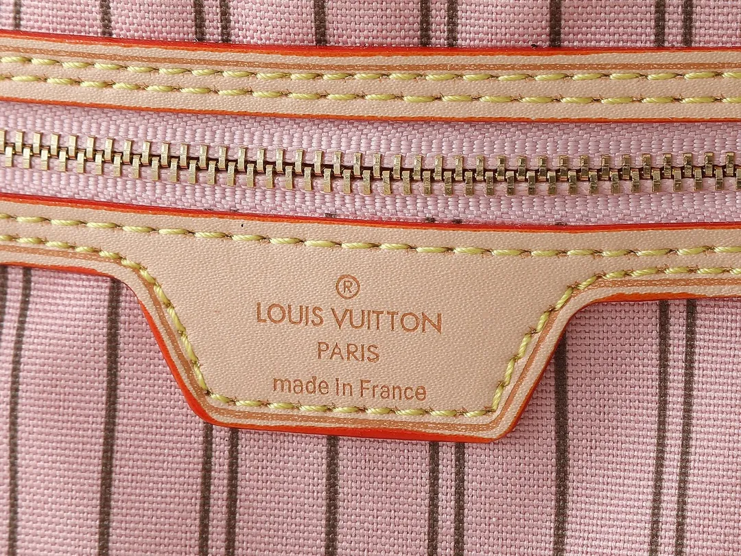 💰260💰Upgraded from the original M12708 M12707 M13753 M12779 M40995 This Neverfull Bandoulière Inside Out medium handbag is made of Monogram canvas, with bright fabric and leather trimming to highlight the eye-catching meaning, achieving a delicate balance between classic and modern. The versatile construction features a novel shoulder strap that transforms into a Hobo bag via the side hooks. Dimensions: 31.0 x 28.0 x 14.0 cm (length x height x width)