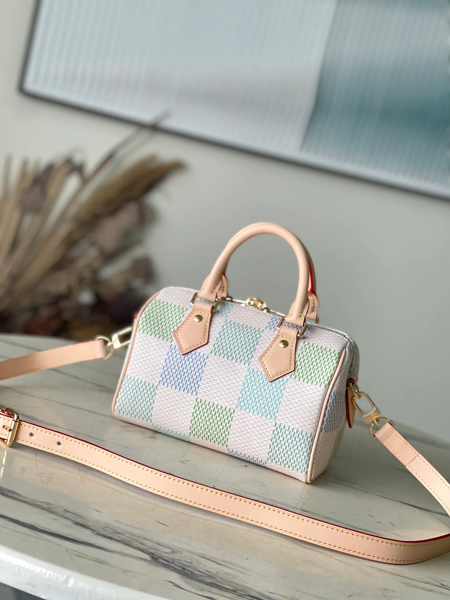 💰940 Top Original Order N40515 This Speedy Bandouliere20 handbag relies on digital printing technology to dye Damier Giant canvas in pastel colors. The chic construction is inspired by the brand's classic travel bag, with push-pull leather handles and a detachable and adjustable shoulder strap for easy shoulder or cross-body wear. Dimensions: 20 × 15 × 12.5 cm