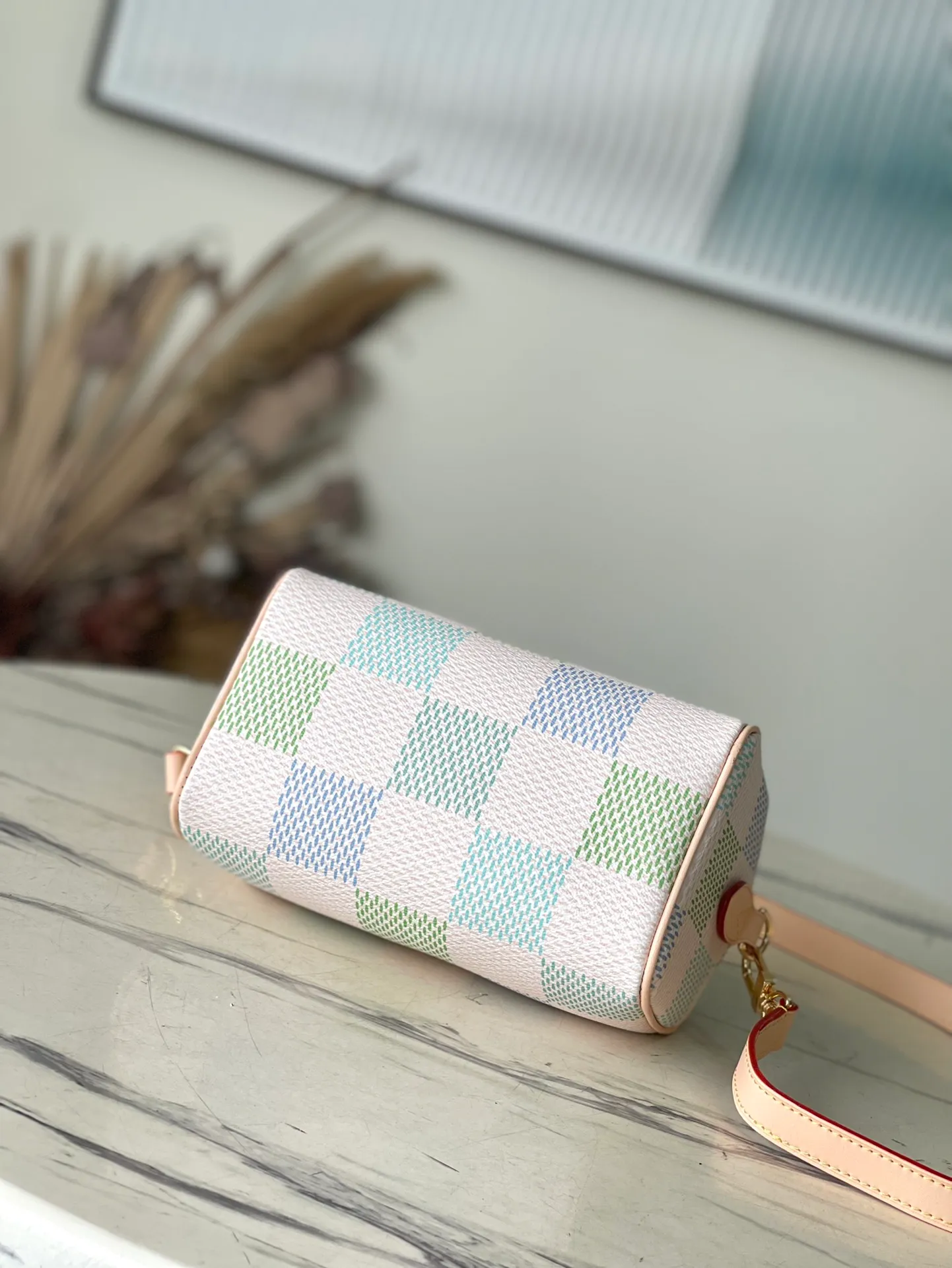 💰940 Top Original Order N40515 This Speedy Bandouliere20 handbag relies on digital printing technology to dye Damier Giant canvas in pastel colors. The chic construction is inspired by the brand's classic travel bag, with push-pull leather handles and a detachable and adjustable shoulder strap for easy shoulder or cross-body wear. Dimensions: 20 × 15 × 12.5 cm