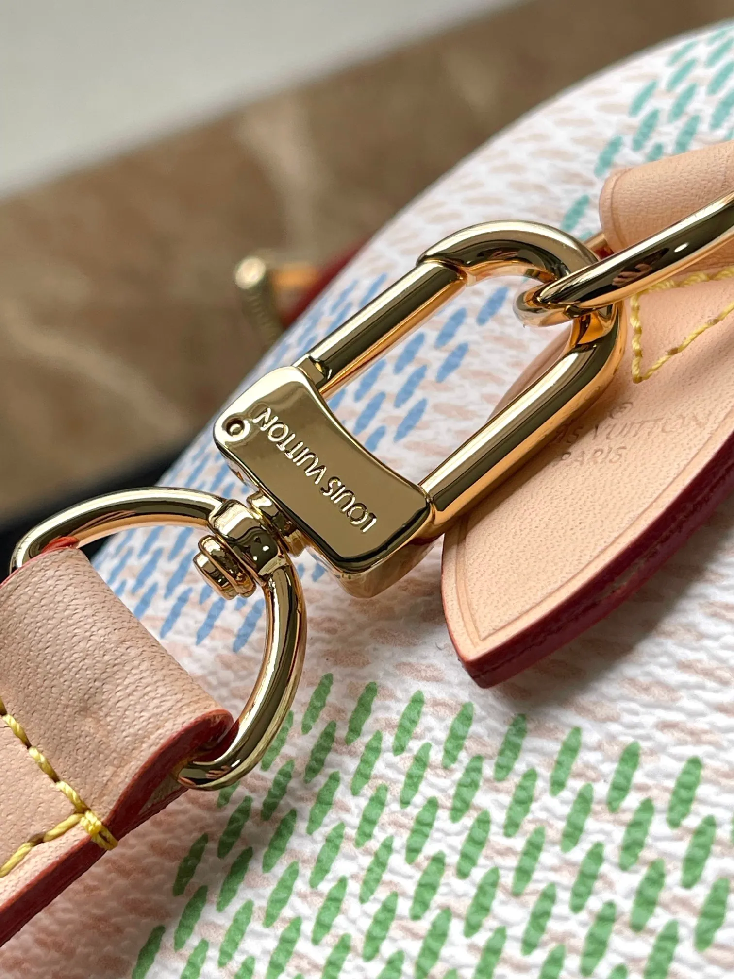 💰940 Top Original Order N40515 This Speedy Bandouliere20 handbag relies on digital printing technology to dye Damier Giant canvas in pastel colors. The chic construction is inspired by the brand's classic travel bag, with push-pull leather handles and a detachable and adjustable shoulder strap for easy shoulder or cross-body wear. Dimensions: 20 × 15 × 12.5 cm