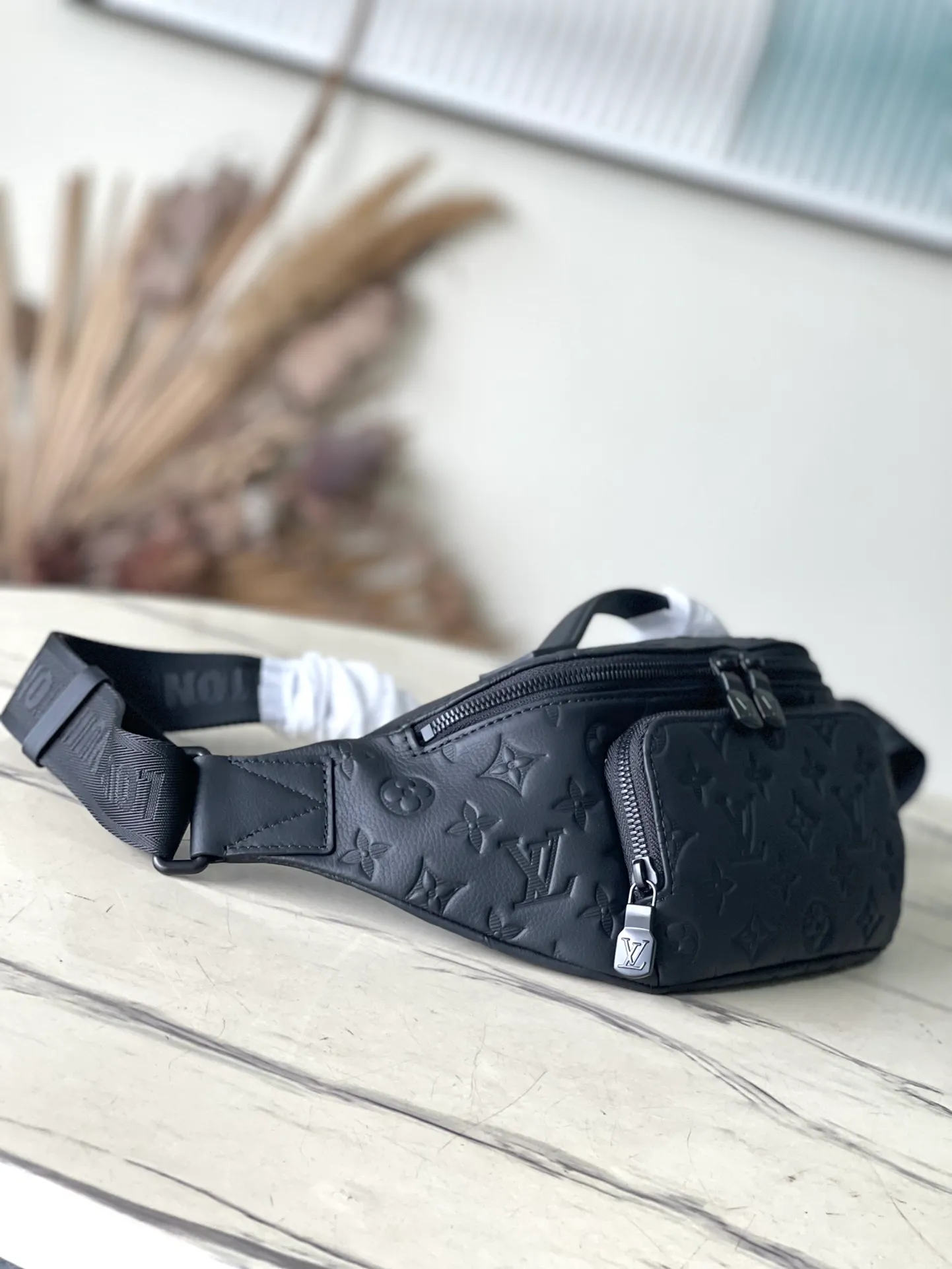 💰880 (top-grain leather) top-quality original M47058 full leather. This Rush waist bag is made of Monogram Shadow cow leather to create a close-fitting shape. Its zippered front pocket allows easy access to mobile phones, keys and cards. The adjustable strap fastens with a sliding hook, making it easy to wear around the waist, on the shoulder or across the body, and the leather handles add handheld options and a sporty look. Dimensions: 30 × 15 × 8 cm