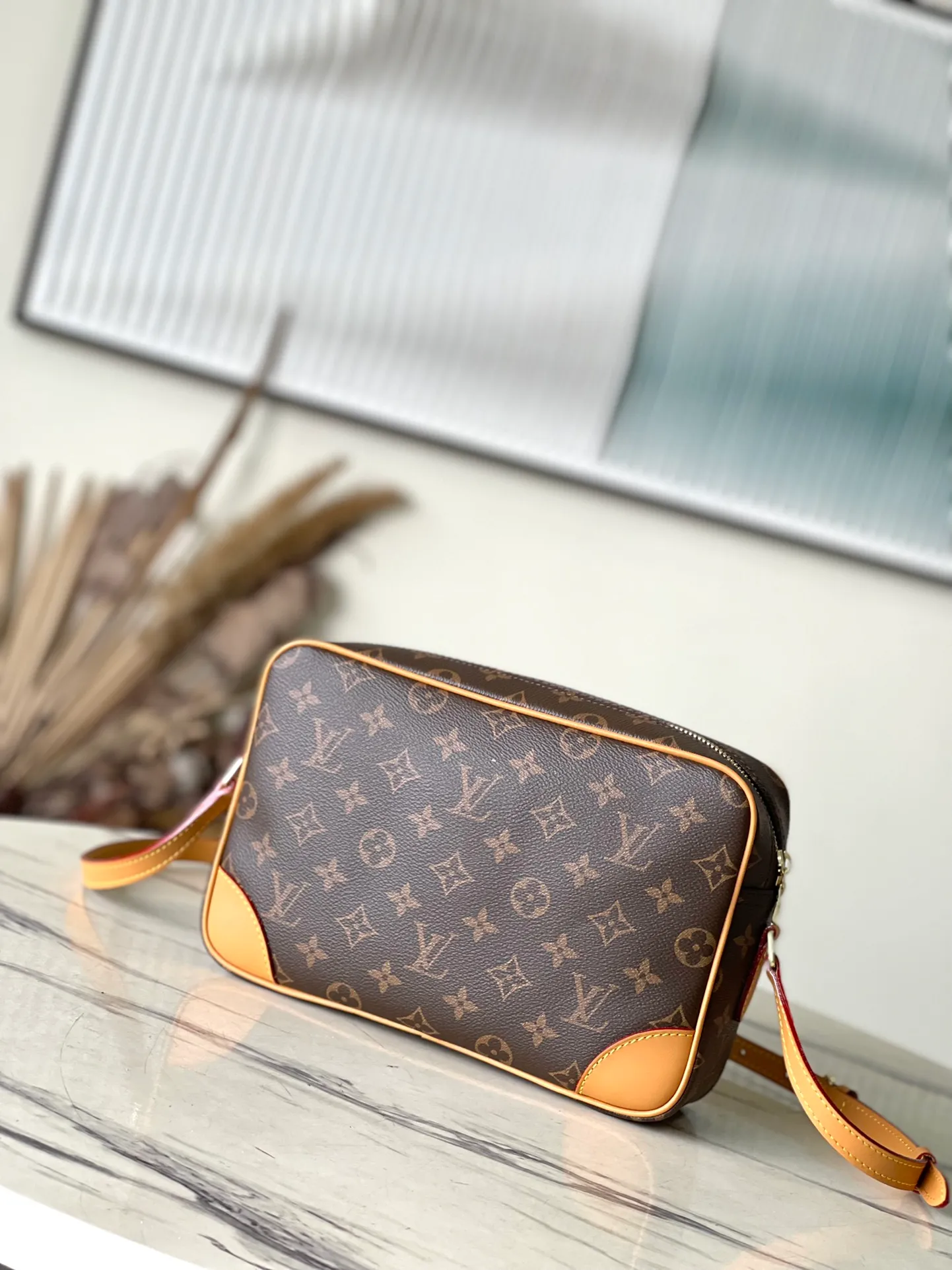 💰820 Top Original M51274 Yellow Leather Vintage Second-hand Camera Bag, Crossbody Bag, Unisex, Classic Monogram Canvas with Yellow Leather Trim, Calm and Stylish, One Outside Open Pocket, Inside Zippered Side Pocket, Adjustable Shoulder Strap Can Be Switched Freely at Any Time, Sufficient Capacity for Daily Use! Size 27*17*7cm.
