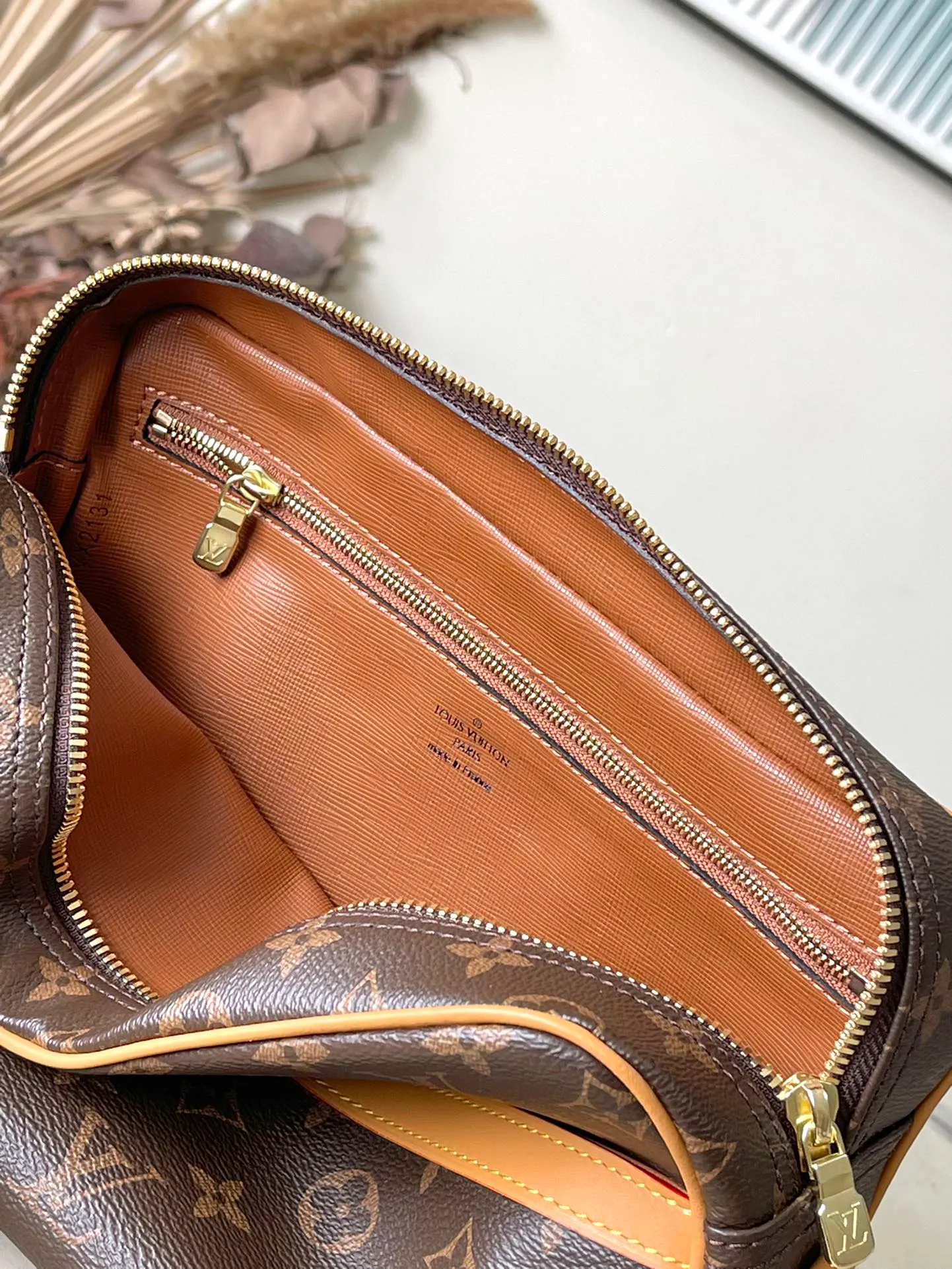 💰820 Top Original M51274 Yellow Leather Vintage Second-hand Camera Bag, Crossbody Bag, Unisex, Classic Monogram Canvas with Yellow Leather Trim, Calm and Stylish, One Outside Open Pocket, Inside Zippered Side Pocket, Adjustable Shoulder Strap Can Be Switched Freely at Any Time, Sufficient Capacity for Daily Use! Size 27*17*7cm.