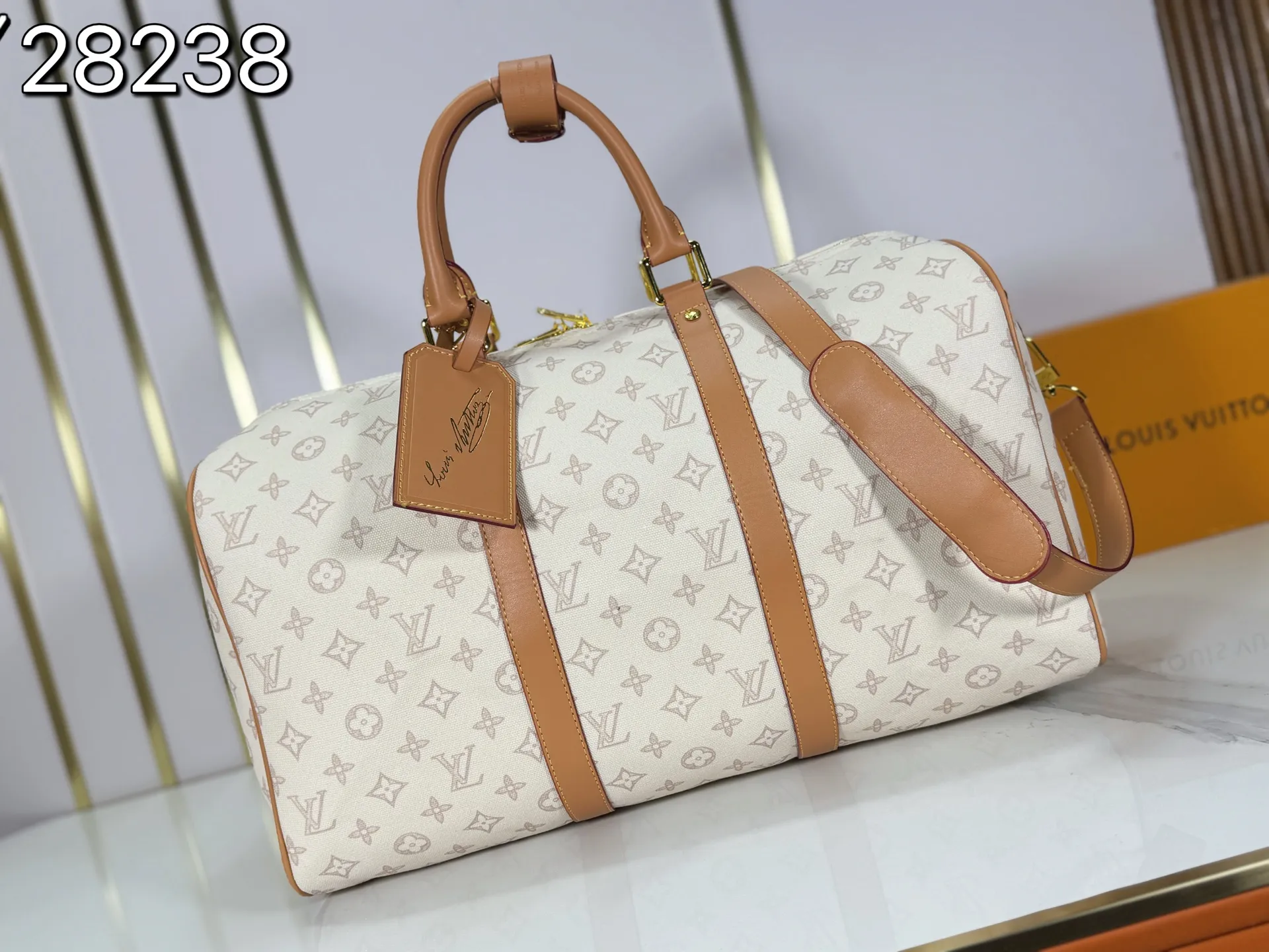 P340 M28238 M41418 Upgraded Original Monochrome Series Anniversary Side Luggage Color MONOGRAM Original Black Pattern Series Commemorating the iconic Louis. Beaton Monogram's 130th anniversary shows your side luggage MM.Monogram original canvas material with a design that transcends the times. Inspired by sensual gold hardware such as the luggage's iconic frame and locking mechanism. The special leather address and iconic interior label can only be seen in the Monogram Aniversy series. 45x27x20 cm (length x height x width). Storage: 6.7-inch smart,,. Coated canvas G-Power battery, keys, . Decoration made of cowhide material. Shoulder strap: detachable, length adjustable. Striped style lining Minimum strap length (when worn over the shoulder): 45.0 cm . Gold hardware Removable special souvenir 55.0cm