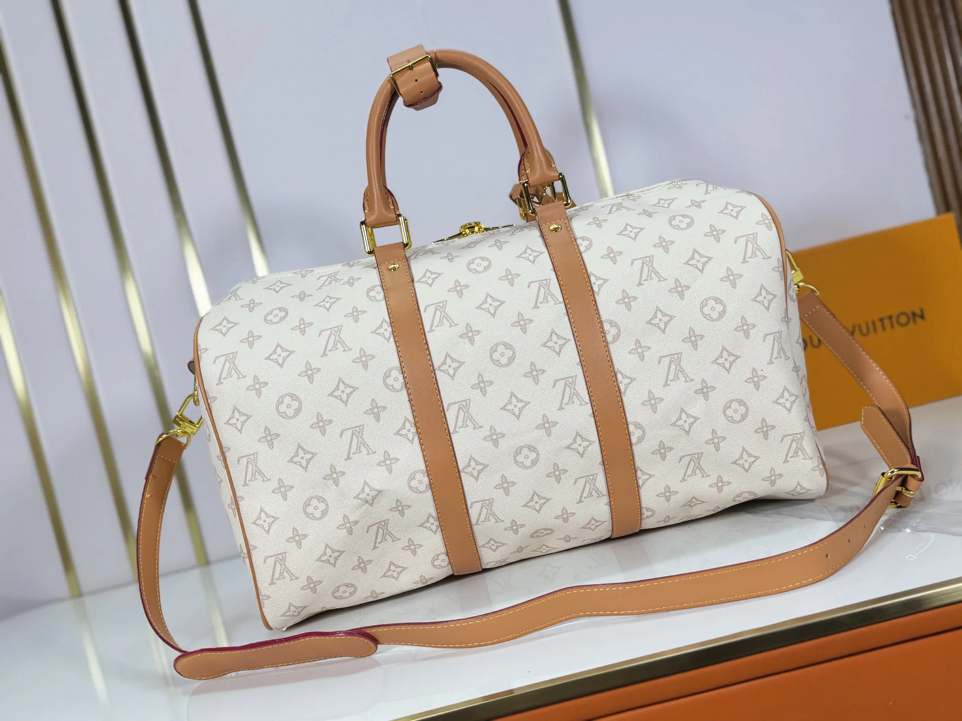 P340 M28238 M41418 Upgraded Original Monochrome Series Anniversary Side Luggage Color MONOGRAM Original Black Pattern Series Commemorating the iconic Louis. Beaton Monogram's 130th anniversary shows your side luggage MM.Monogram original canvas material with a design that transcends the times. Inspired by sensual gold hardware such as the luggage's iconic frame and locking mechanism. The special leather address and iconic interior label can only be seen in the Monogram Aniversy series. 45x27x20 cm (length x height x width). Storage: 6.7-inch smart,,. Coated canvas G-Power battery, keys, . Decoration made of cowhide material. Shoulder strap: detachable, length adjustable. Striped style lining Minimum strap length (when worn over the shoulder): 45.0 cm . Gold hardware Removable special souvenir 55.0cm