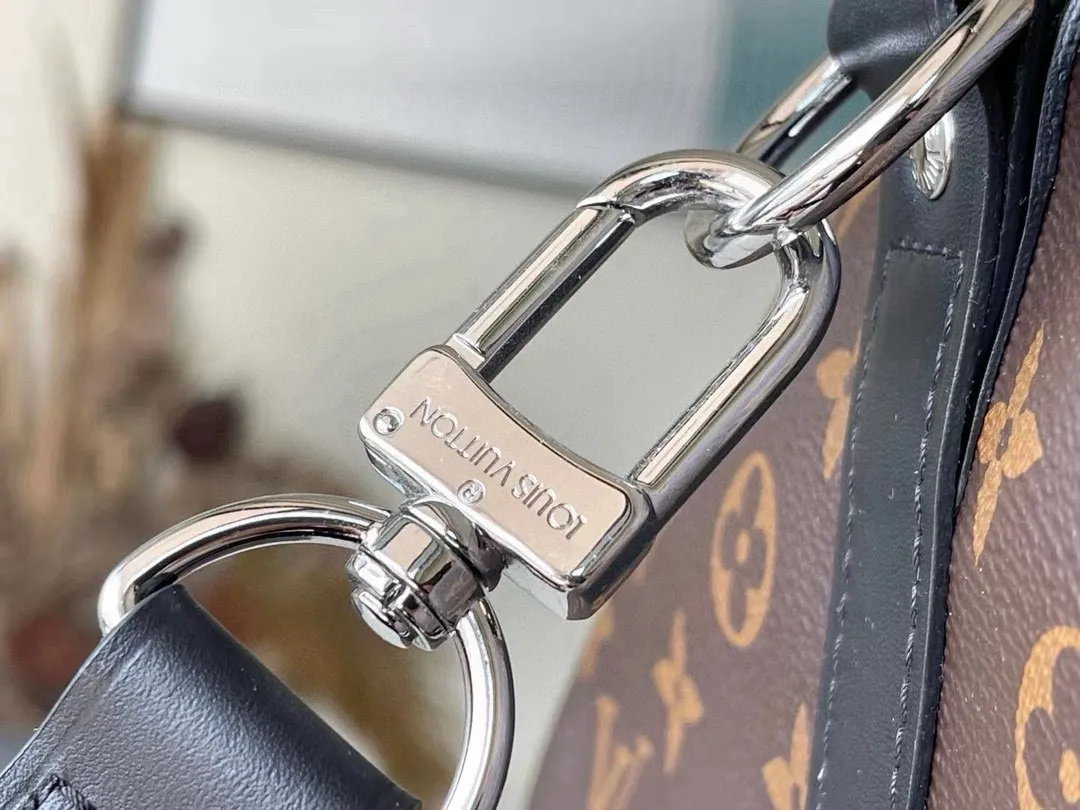 💰1040 (55 size) top original order M56714 presbyopic black leather, spacious capacity, flexible use. Durable, safe and reliable. Fashionable style, mature and stable. Features a secure double zipper and padlock, making it perfect for business or pleasure. Dimensions: 55 × 31 × 26 cm