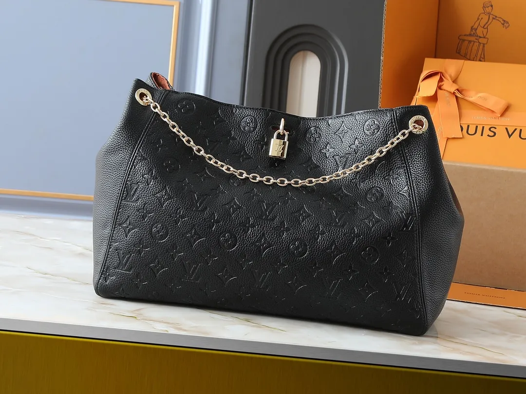 💰280💰Upgraded from the original M14324 M14414 M14659. This Anytime medium handbag looks back to the Promenade handbag that was born in 1988, making it a perfect choice for daily commuting and weekend outings. The Monogram Empreinte leather bag is embellished with shiny metal hardware, and the LV padlock can be hung from the sliding chain shoulder strap, making it easy to explore a variety of styling possibilities and carrying methods. Dimensions: 42.0 x 27.0 x 14.0 cm (length x height x width)
