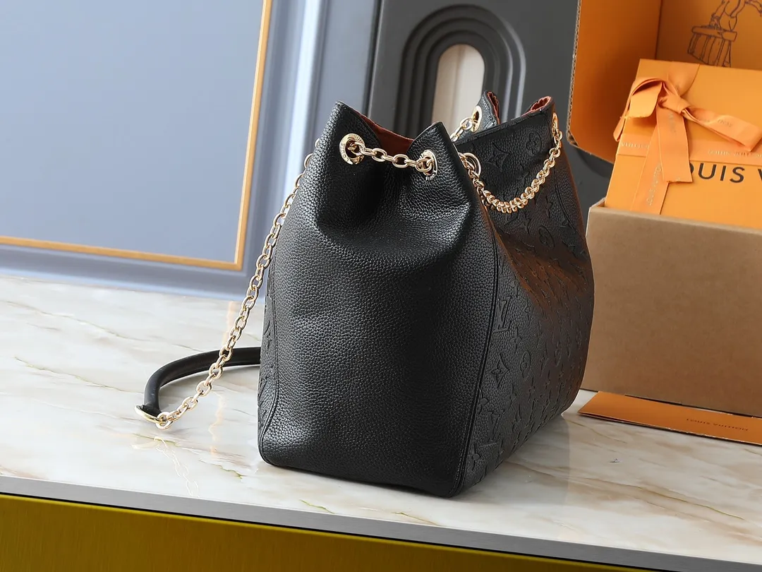 💰280💰Upgraded from the original M14324 M14414 M14659. This Anytime medium handbag looks back to the Promenade handbag that was born in 1988, making it a perfect choice for daily commuting and weekend outings. The Monogram Empreinte leather bag is embellished with shiny metal hardware, and the LV padlock can be hung from the sliding chain shoulder strap, making it easy to explore a variety of styling possibilities and carrying methods. Dimensions: 42.0 x 27.0 x 14.0 cm (length x height x width)