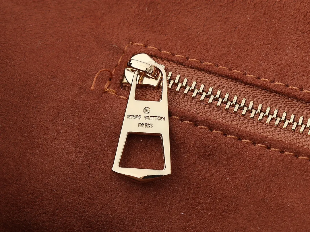 💰280💰Upgraded from the original M14324 M14414 M14659. This Anytime medium handbag looks back to the Promenade handbag that was born in 1988, making it a perfect choice for daily commuting and weekend outings. The Monogram Empreinte leather bag is embellished with shiny metal hardware, and the LV padlock can be hung from the sliding chain shoulder strap, making it easy to explore a variety of styling possibilities and carrying methods. Dimensions: 42.0 x 27.0 x 14.0 cm (length x height x width)