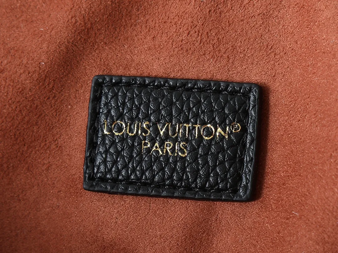 💰280💰Upgraded from the original M14324 M14414 M14659. This Anytime medium handbag looks back to the Promenade handbag that was born in 1988, making it a perfect choice for daily commuting and weekend outings. The Monogram Empreinte leather bag is embellished with shiny metal hardware, and the LV padlock can be hung from the sliding chain shoulder strap, making it easy to explore a variety of styling possibilities and carrying methods. Dimensions: 42.0 x 27.0 x 14.0 cm (length x height x width)