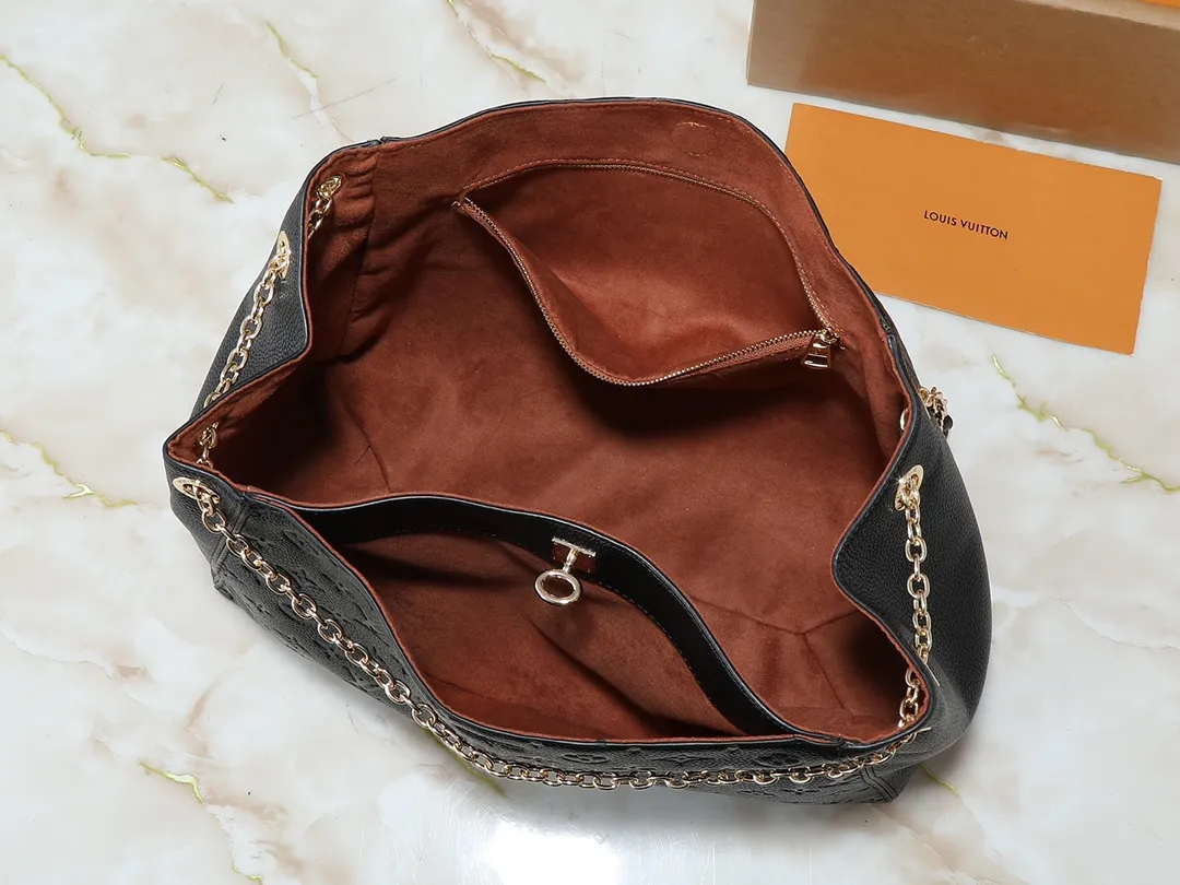 💰280💰Upgraded from the original M14324 M14414 M14659. This Anytime medium handbag looks back to the Promenade handbag that was born in 1988, making it a perfect choice for daily commuting and weekend outings. The Monogram Empreinte leather bag is embellished with shiny metal hardware, and the LV padlock can be hung from the sliding chain shoulder strap, making it easy to explore a variety of styling possibilities and carrying methods. Dimensions: 42.0 x 27.0 x 14.0 cm (length x height x width)