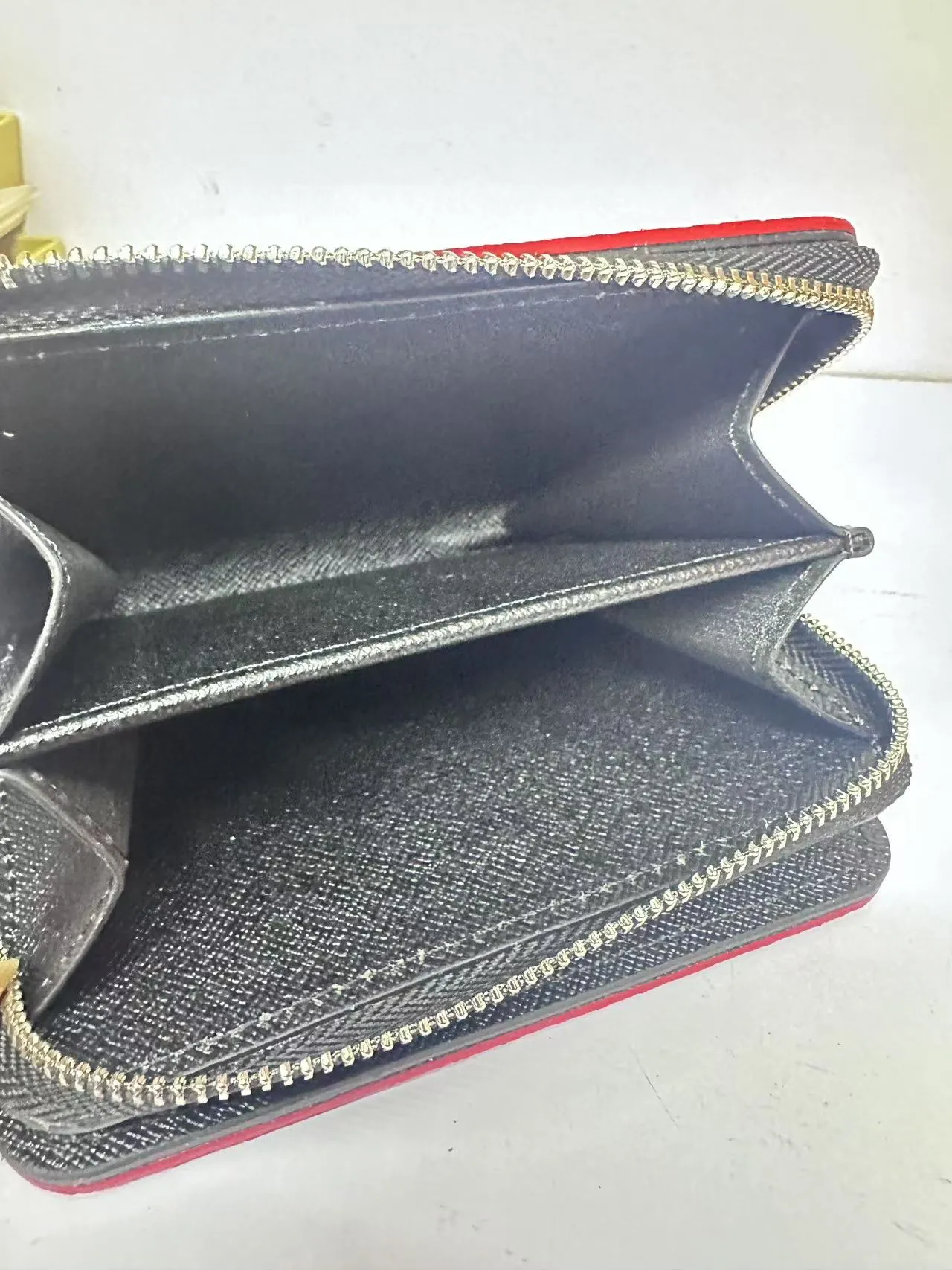 P150 M83689 This Cléa wallet is made of Monogram Empreinte soft grained cowhide, embellished with Louis Vuitton's iconic Monogram embossed pattern. It has a stylish design, is compact yet spacious, and is equipped with an external patch pocket, zipper coin pocket, banknote compartment and six credit card slots.