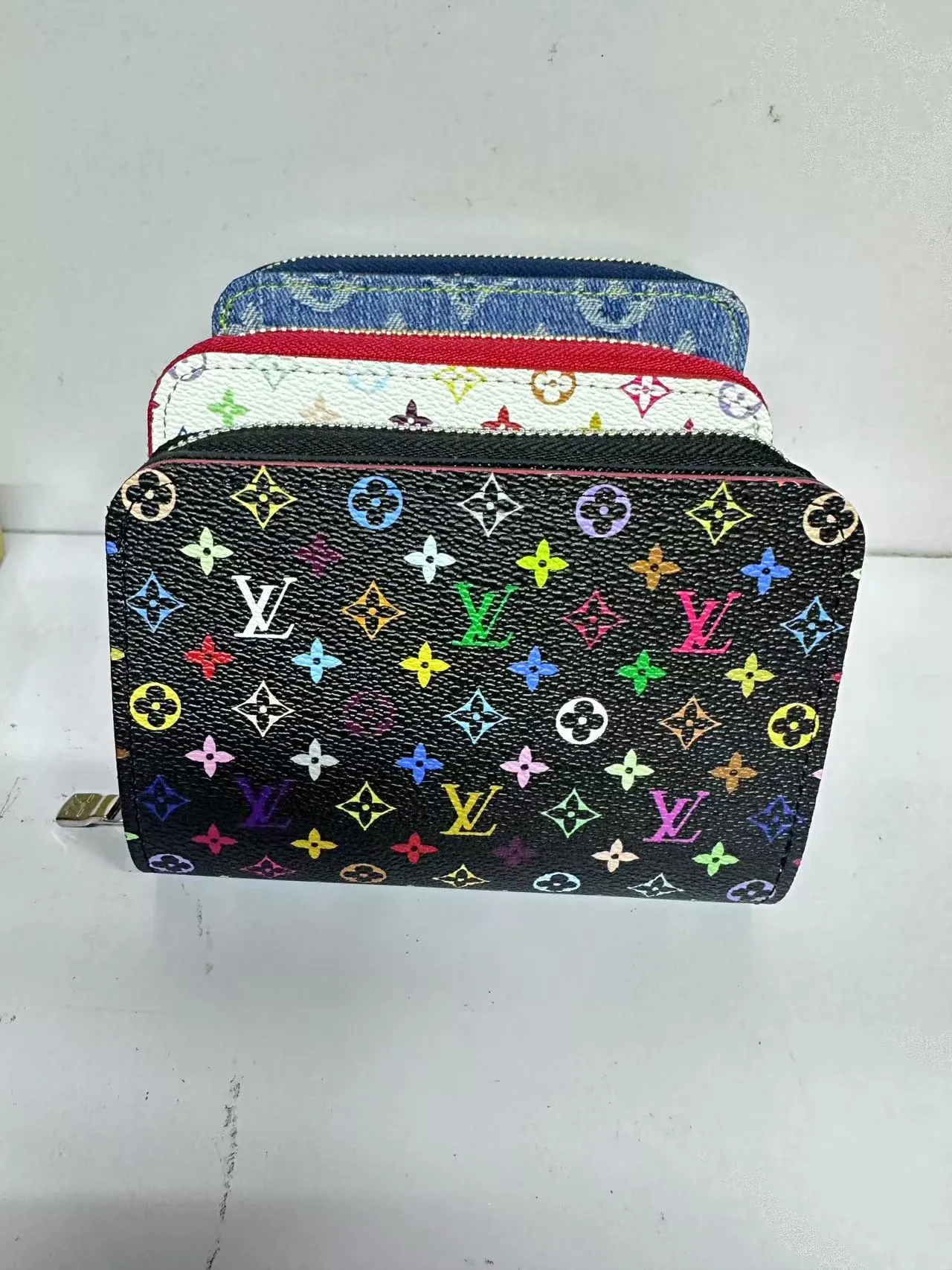 P150 M83689 This Cléa wallet is made of Monogram Empreinte soft grained cowhide, embellished with Louis Vuitton's iconic Monogram embossed pattern. It has a stylish design, is compact yet spacious, and is equipped with an external patch pocket, zipper coin pocket, banknote compartment and six credit card slots.