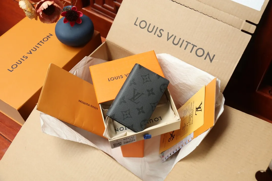 Top Original Single Pocket Wallet N63144 Gray Flower 💰240 Classic Louis Vuit design creates mainstream men's products - new products made of durable material Damier Graphite are now on the market. It’s the ultimate masculine statement for men. Dimensions 7.5 x 11.0