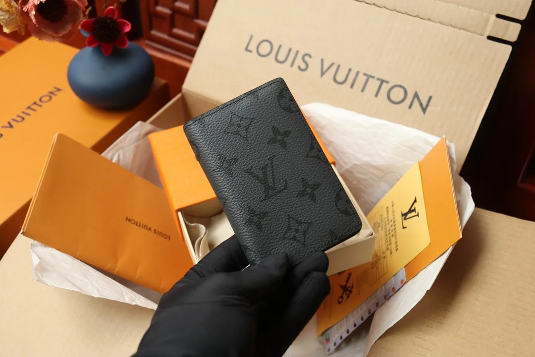 Top Original Single Pocket Wallet N63144 Gray Flower 💰240 Classic Louis Vuit design creates mainstream men's products - new products made of durable material Damier Graphite are now on the market. It’s the ultimate masculine statement for men. Dimensions 7.5 x 11.0
