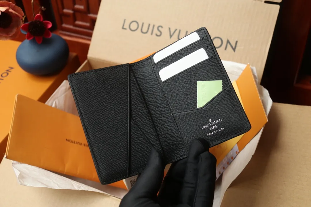 Top Original Single Pocket Wallet N63144 Gray Flower 💰240 Classic Louis Vuit design creates mainstream men's products - new products made of durable material Damier Graphite are now on the market. It’s the ultimate masculine statement for men. Dimensions 7.5 x 11.0