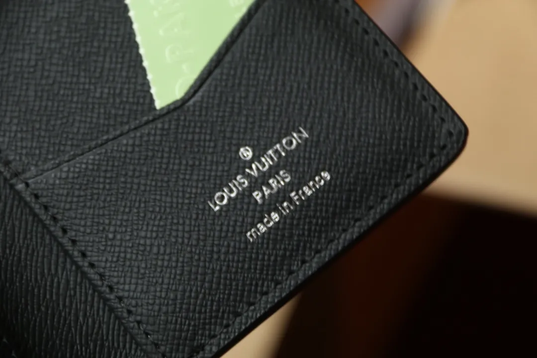 Top Original Single Pocket Wallet N63144 Gray Flower 💰240 Classic Louis Vuit design creates mainstream men's products - new products made of durable material Damier Graphite are now on the market. It’s the ultimate masculine statement for men. Dimensions 7.5 x 11.0