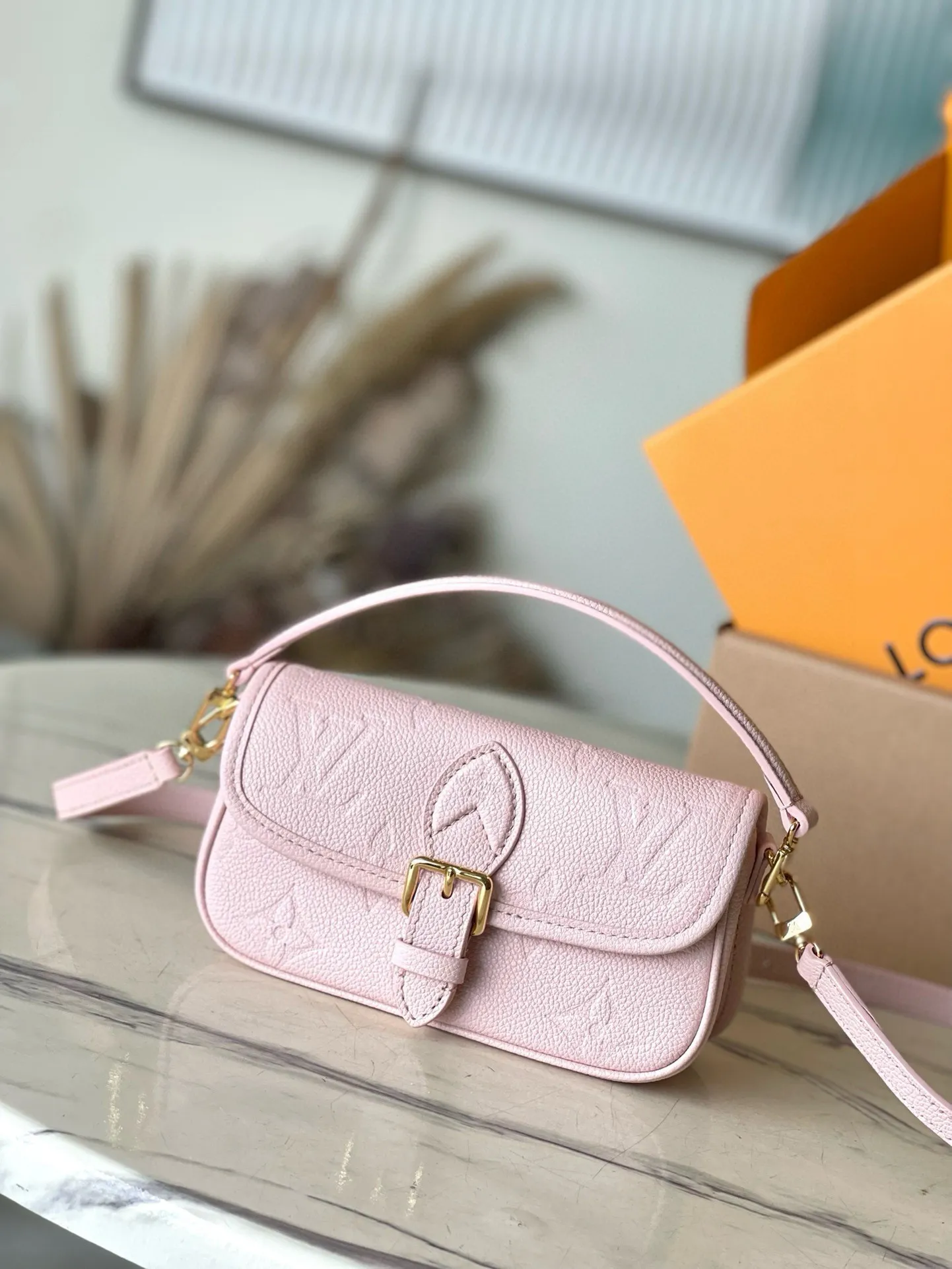💰820 (top layer leather) top original order M83566 pink This Nano Diane handbag condenses the classic configuration of the Diane handbag and renders dual-tone Monogram Empreinte leather. The rounded flap, sophisticated piping and belt-style magnetic closure showcase the original's signature details, while the detachable handle and removable and adjustable shoulder strap allow for a variety of carrying options. Size: 19×10.5×6cm