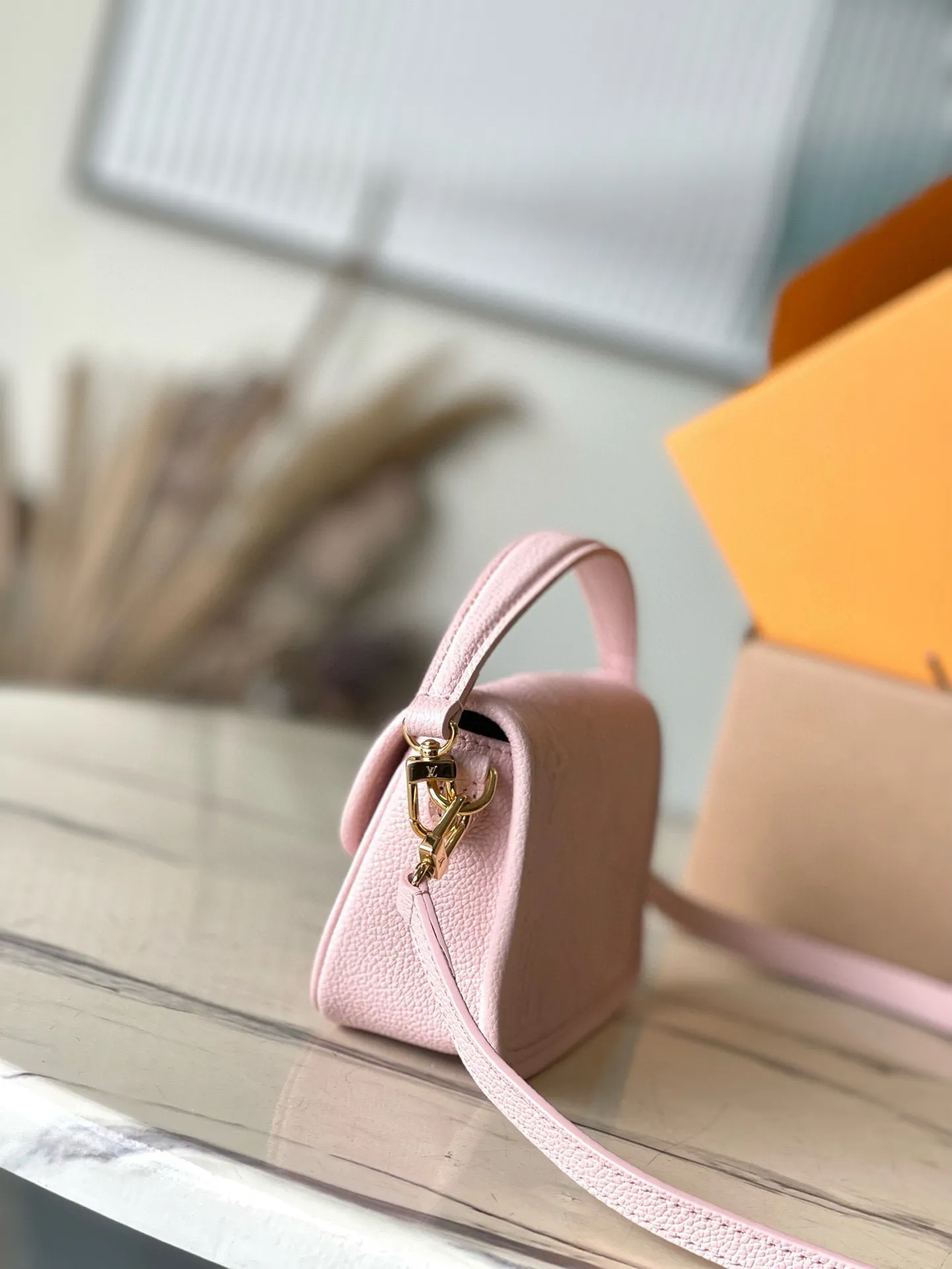 💰820 (top layer leather) top original order M83566 pink This Nano Diane handbag condenses the classic configuration of the Diane handbag and renders dual-tone Monogram Empreinte leather. The rounded flap, sophisticated piping and belt-style magnetic closure showcase the original's signature details, while the detachable handle and removable and adjustable shoulder strap allow for a variety of carrying options. Size: 19×10.5×6cm