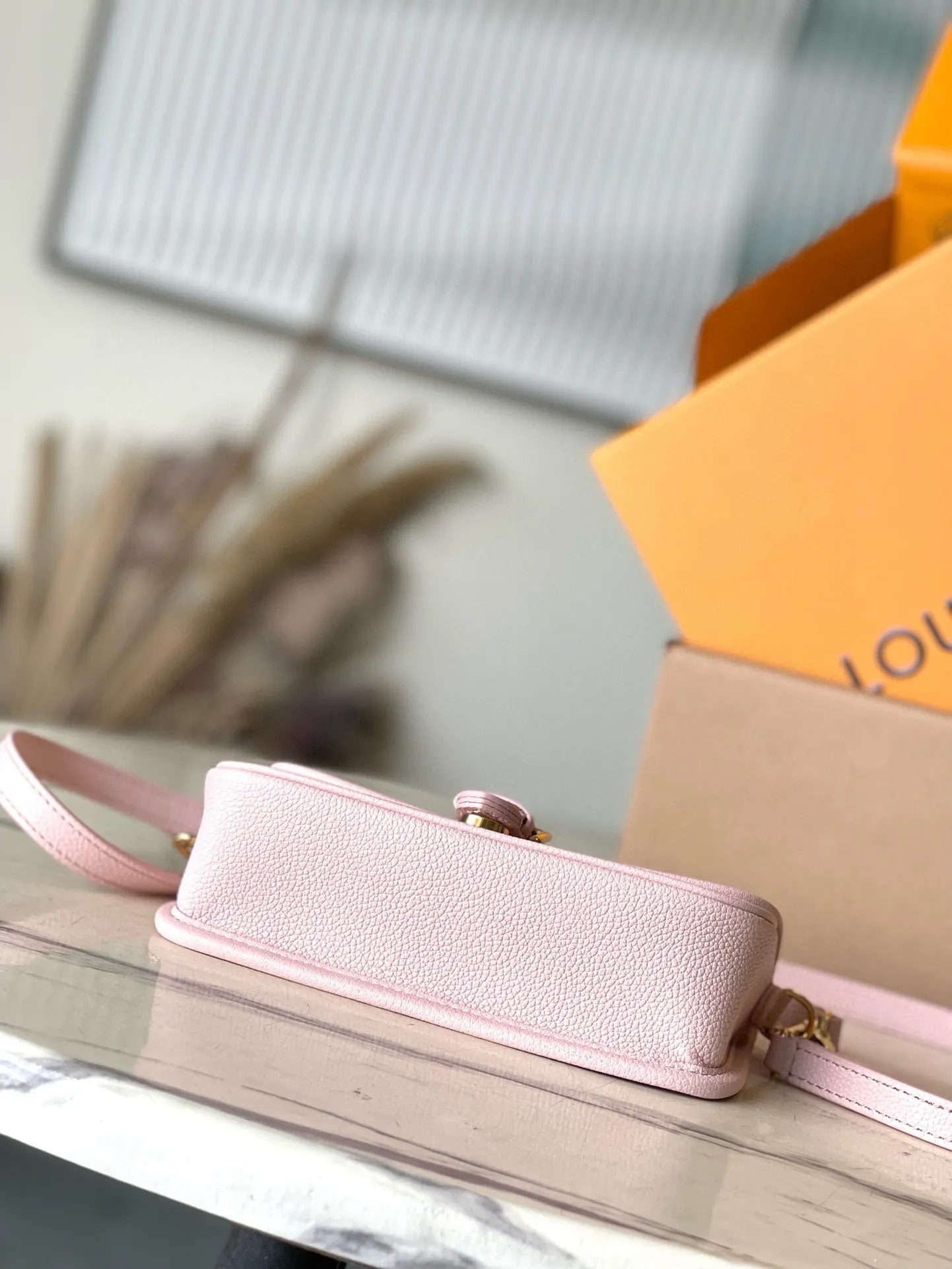 💰820 (top layer leather) top original order M83566 pink This Nano Diane handbag condenses the classic configuration of the Diane handbag and renders dual-tone Monogram Empreinte leather. The rounded flap, sophisticated piping and belt-style magnetic closure showcase the original's signature details, while the detachable handle and removable and adjustable shoulder strap allow for a variety of carrying options. Size: 19×10.5×6cm