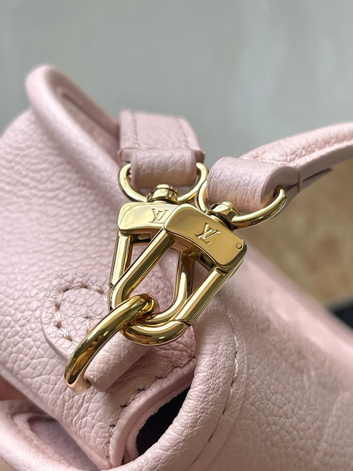 💰820 (top layer leather) top original order M83566 pink This Nano Diane handbag condenses the classic configuration of the Diane handbag and renders dual-tone Monogram Empreinte leather. The rounded flap, sophisticated piping and belt-style magnetic closure showcase the original's signature details, while the detachable handle and removable and adjustable shoulder strap allow for a variety of carrying options. Size: 19×10.5×6cm