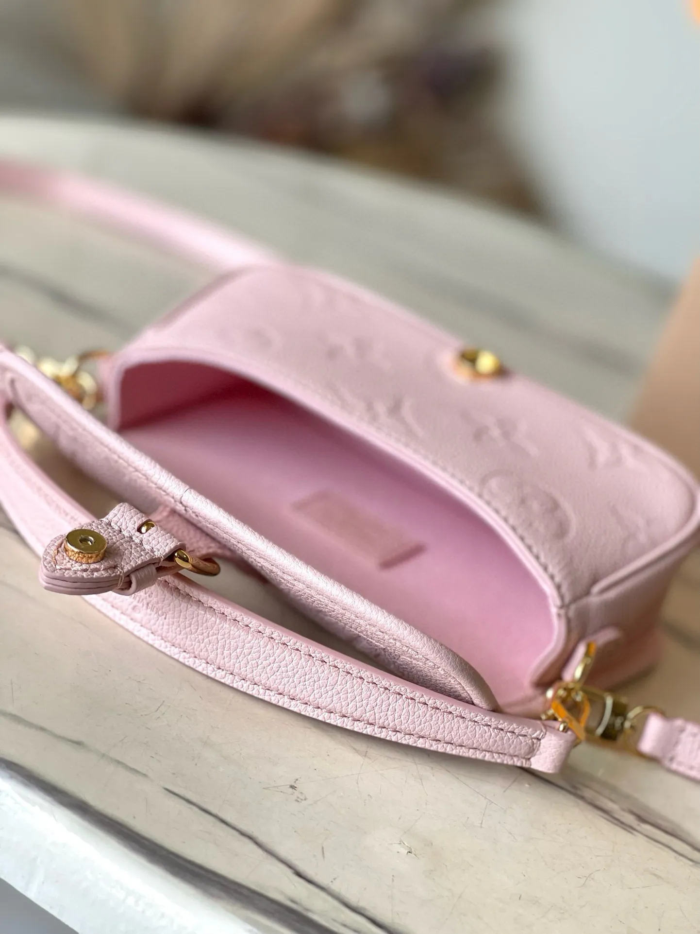 💰820 (top layer leather) top original order M83566 pink This Nano Diane handbag condenses the classic configuration of the Diane handbag and renders dual-tone Monogram Empreinte leather. The rounded flap, sophisticated piping and belt-style magnetic closure showcase the original's signature details, while the detachable handle and removable and adjustable shoulder strap allow for a variety of carrying options. Size: 19×10.5×6cm