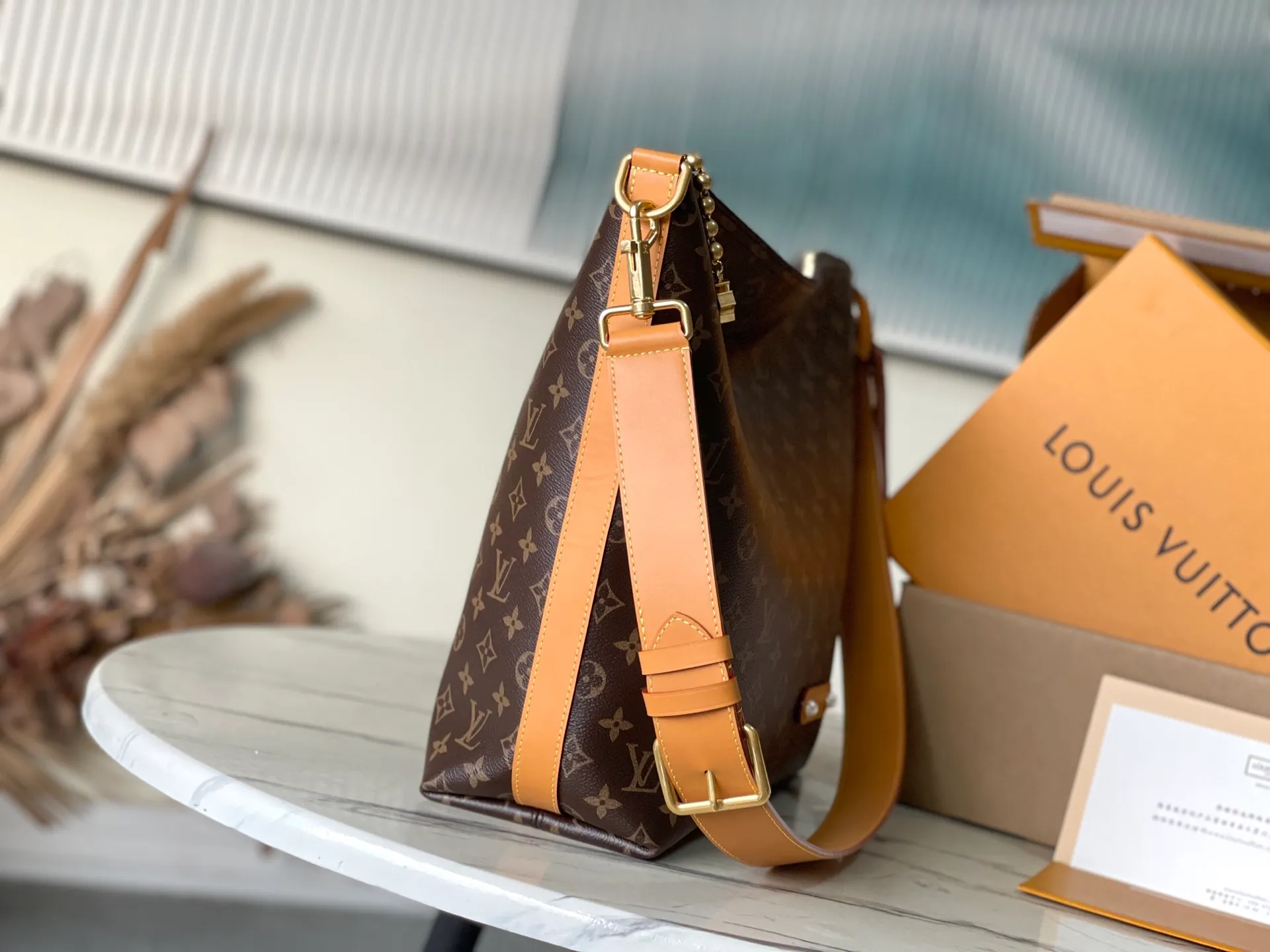 💰1080 Top Original M14018 This Vagabond Hobo handbag is made of soft Monogram canvas, with a crescent-shaped configuration to achieve a modern design that is both comfortable and chic. The distressed leather trim, V letter decoration and bright bead chain all reveal a retro style. Dimensions: 35×12×38 cm