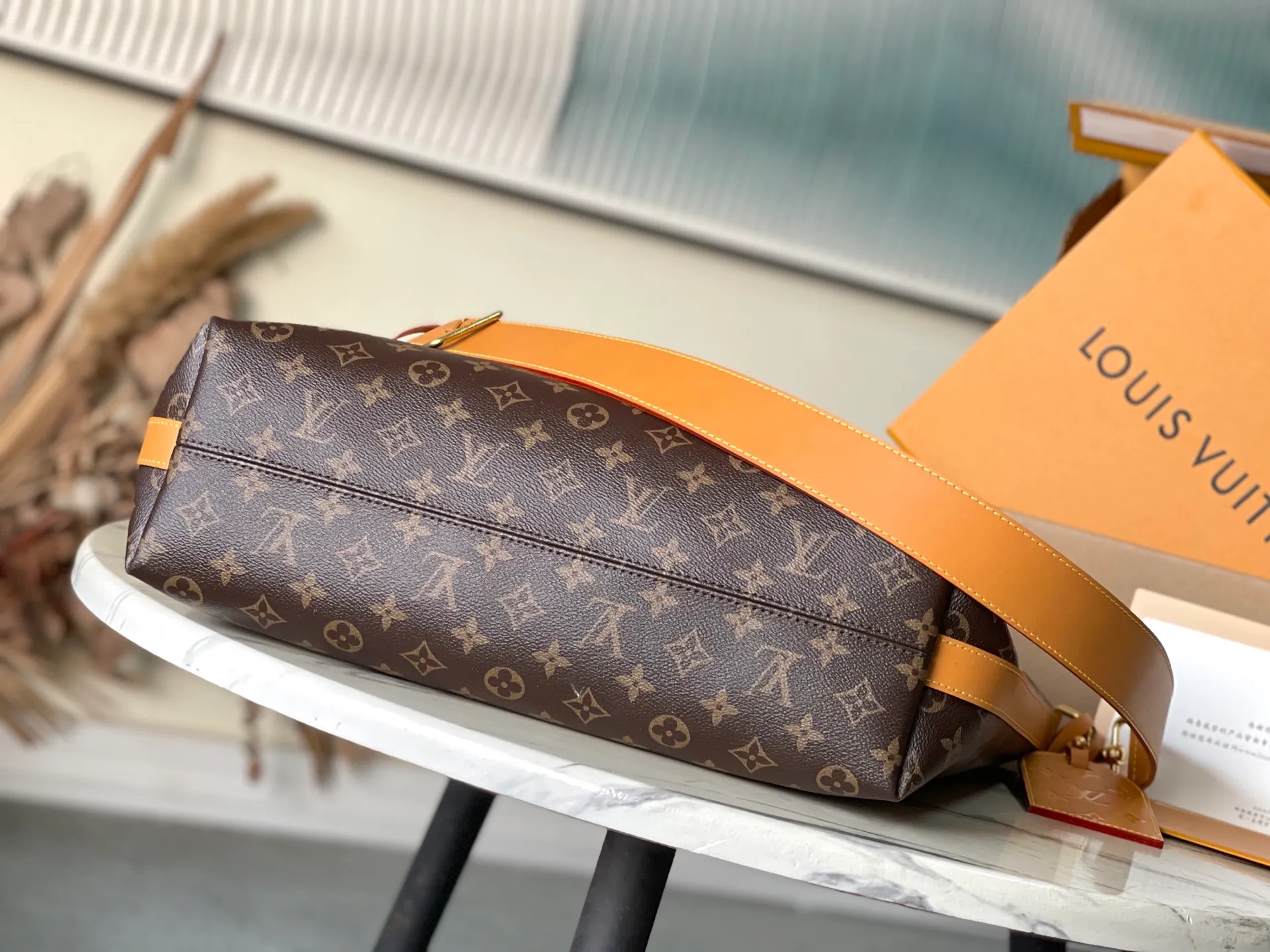 💰1080 Top Original M14018 This Vagabond Hobo handbag is made of soft Monogram canvas, with a crescent-shaped configuration to achieve a modern design that is both comfortable and chic. The distressed leather trim, V letter decoration and bright bead chain all reveal a retro style. Dimensions: 35×12×38 cm